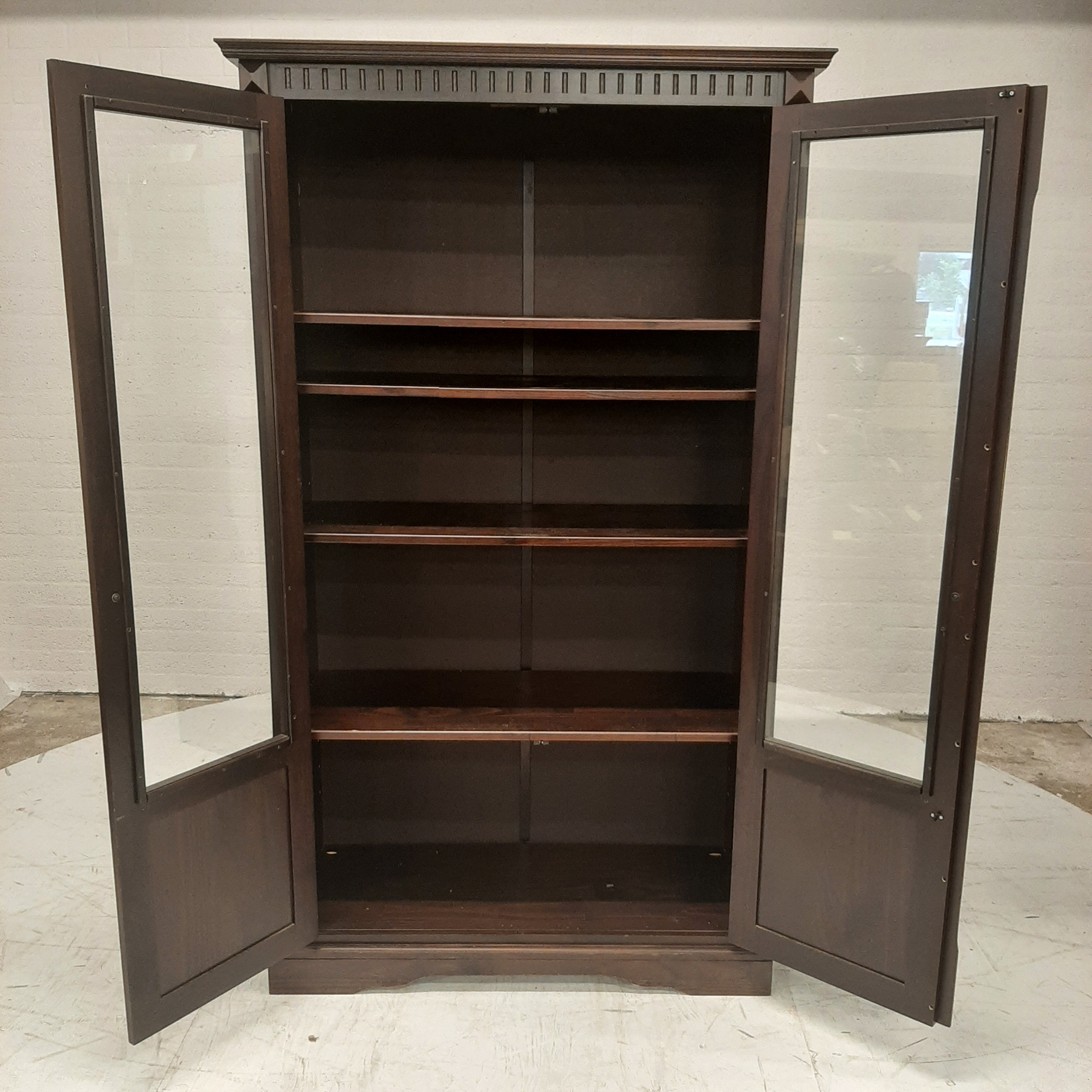Koloniale vitrine/boekenkast