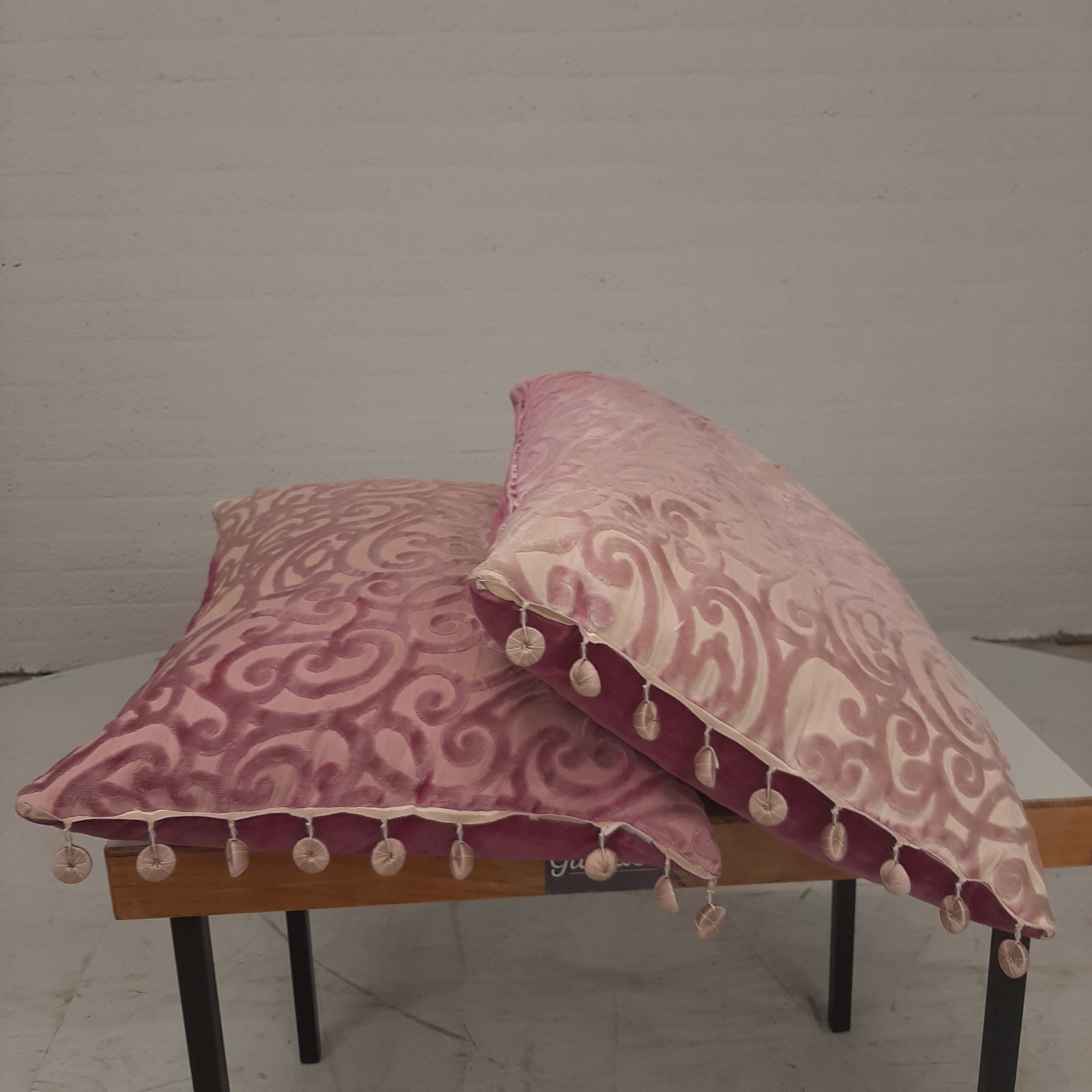 Set roze kussens met franjes