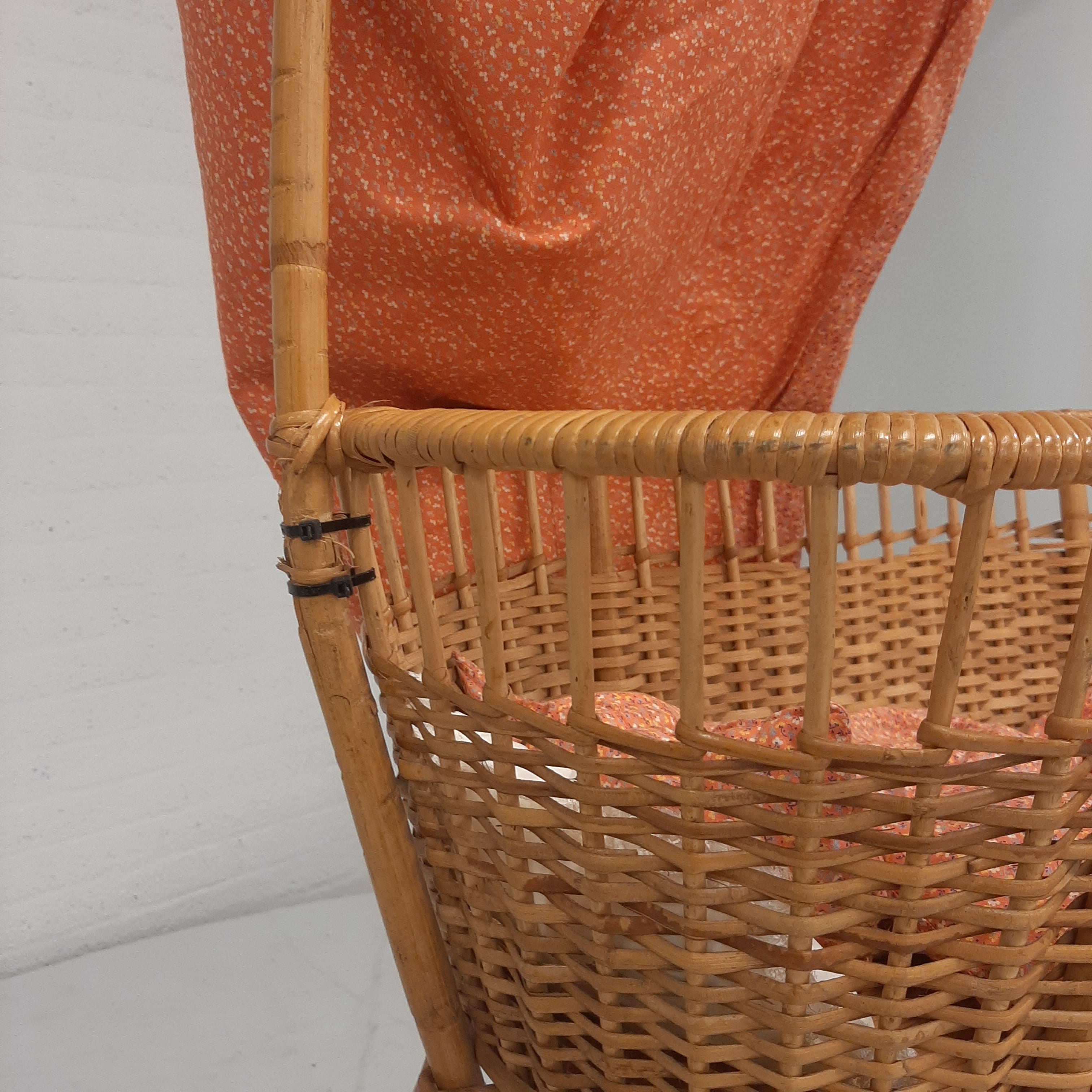 Rotan wieg met hemeltje
