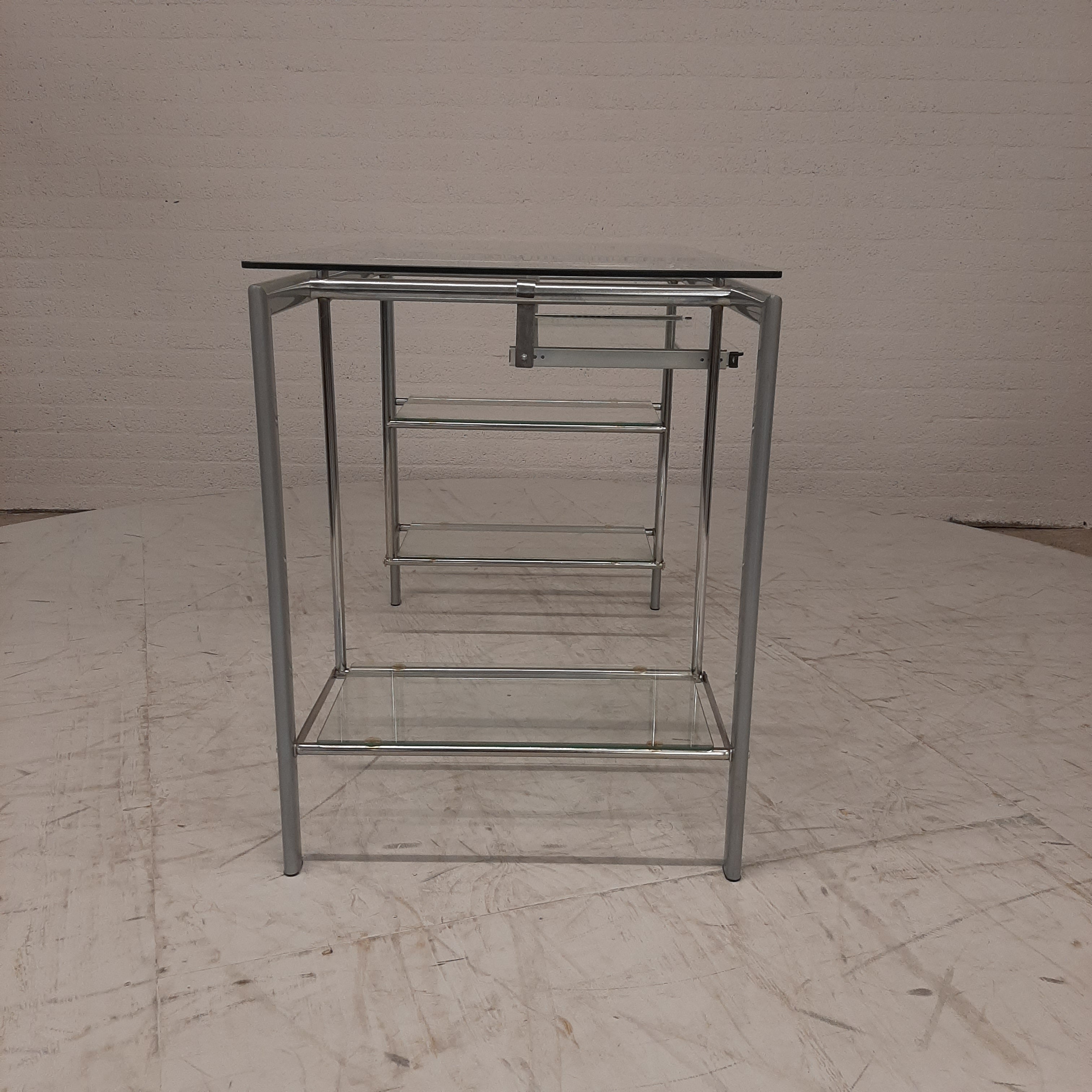 Glazen bureau op buizenframe