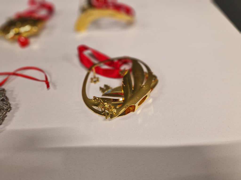 Gesigneerde kerstornamenten