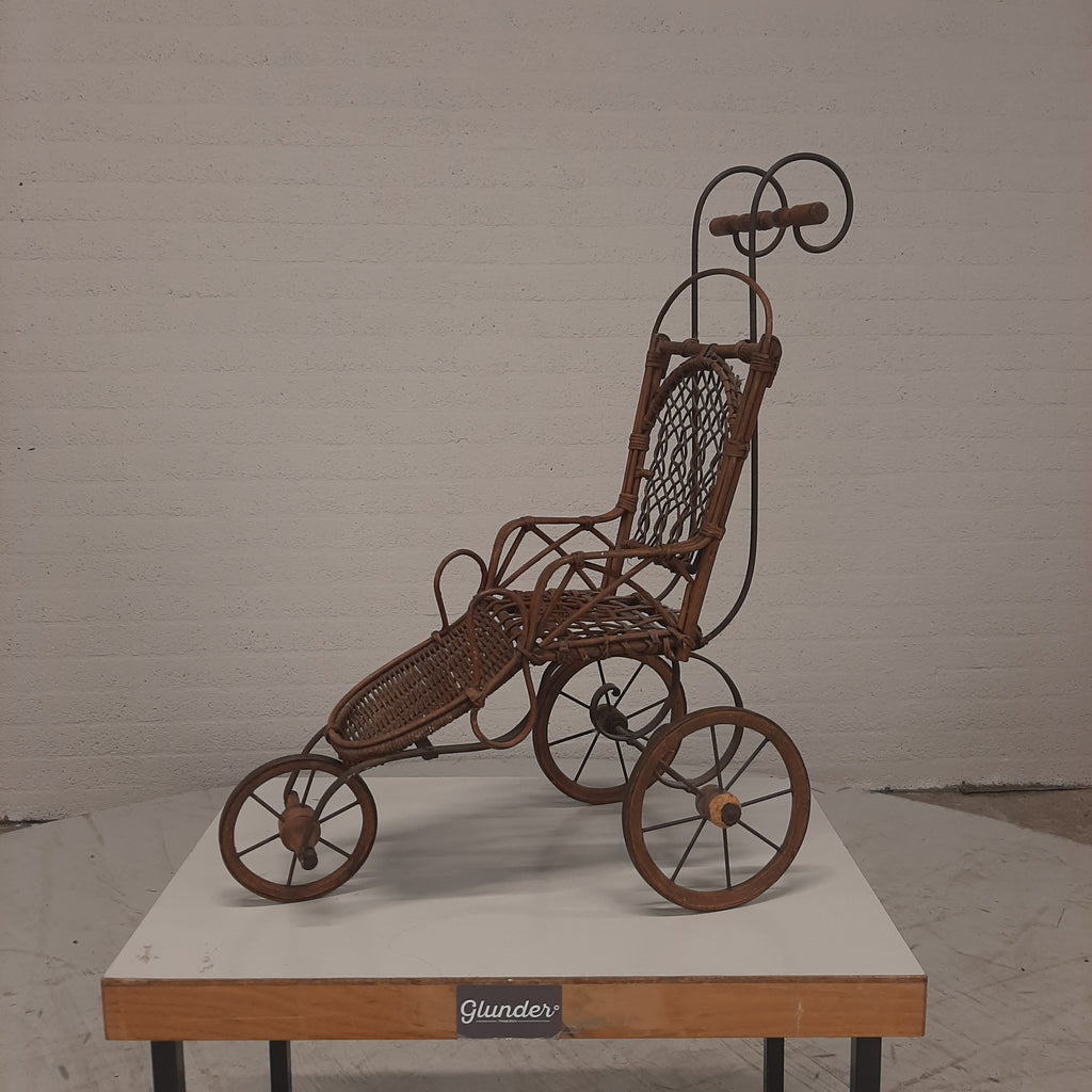 Antieke poppenwagen