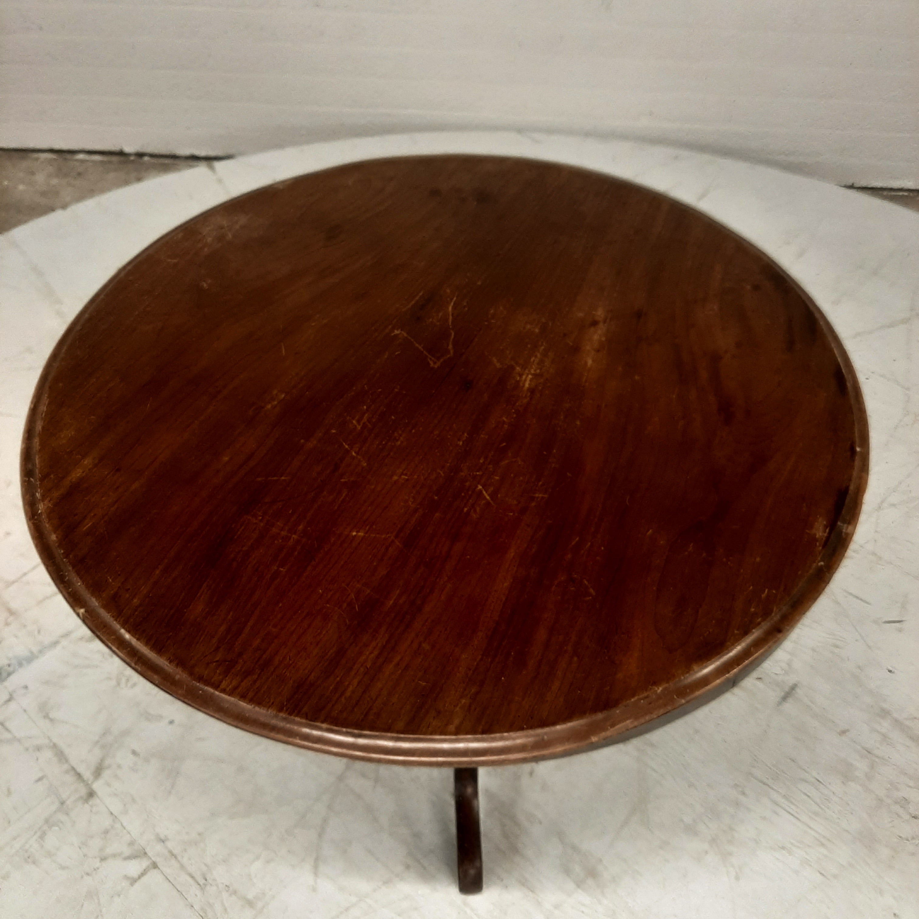 Ronde salontafel op poot met 3 voeten
