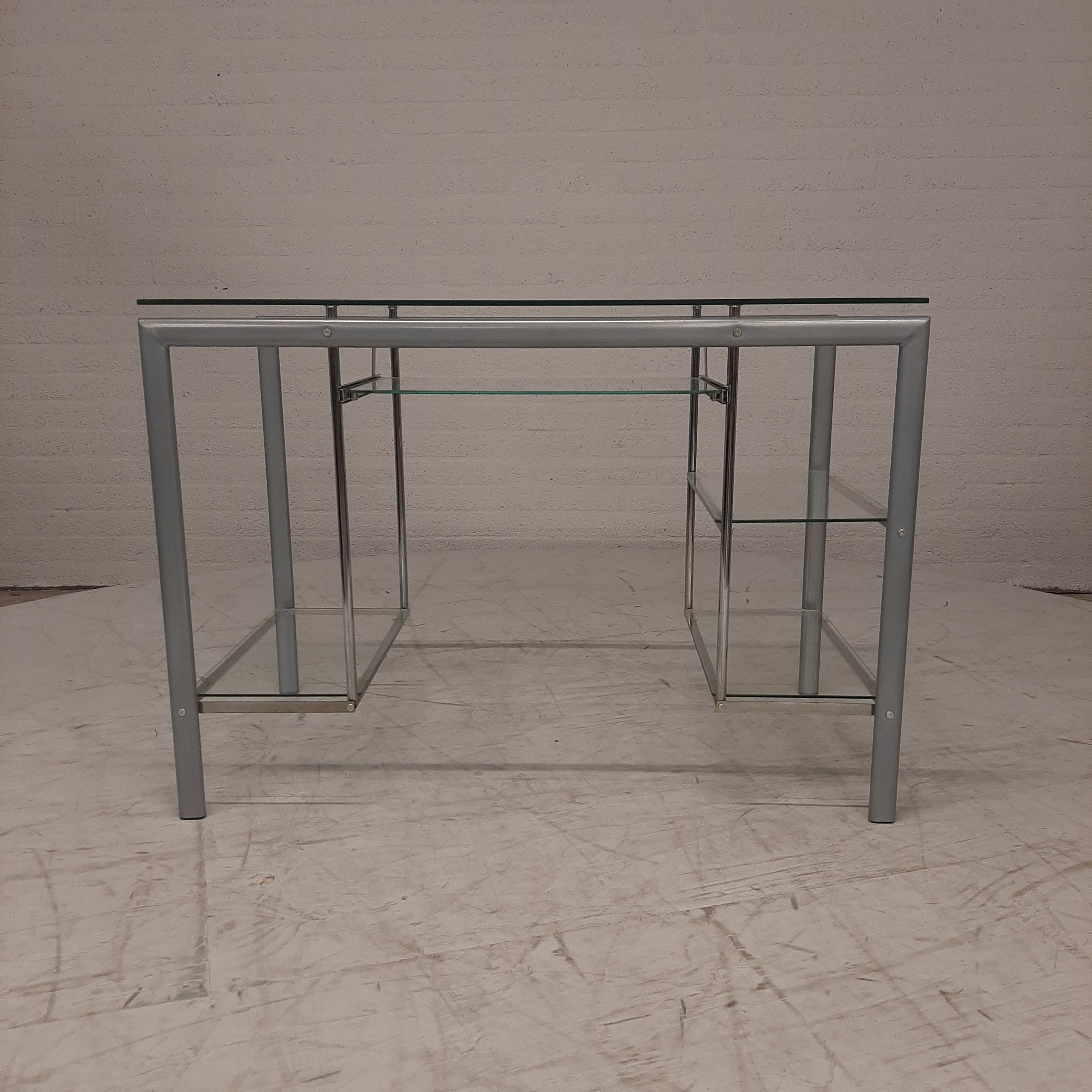 Glazen bureau op buizenframe