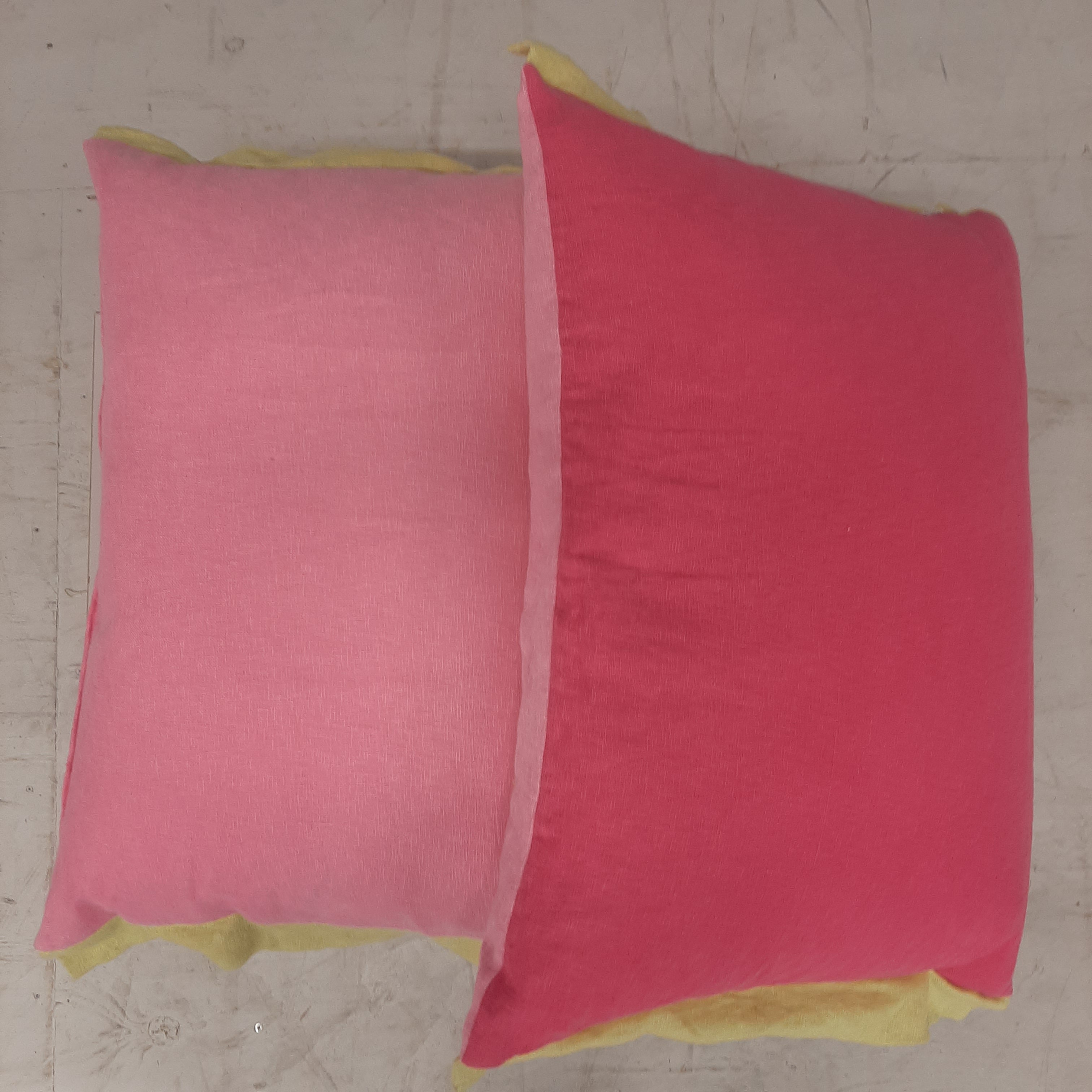 Set van twee roze kussens