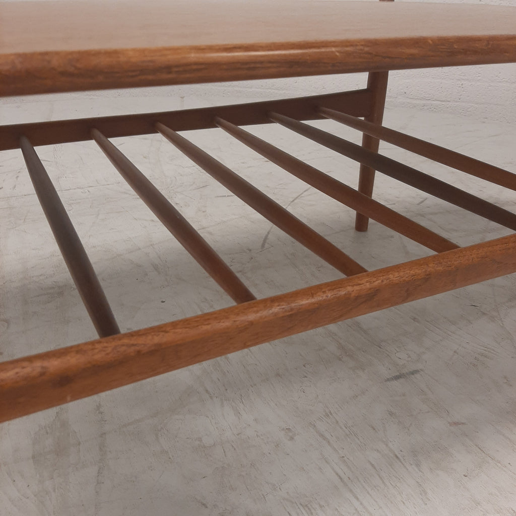 Mid Century modern salontafel met spijlen rek