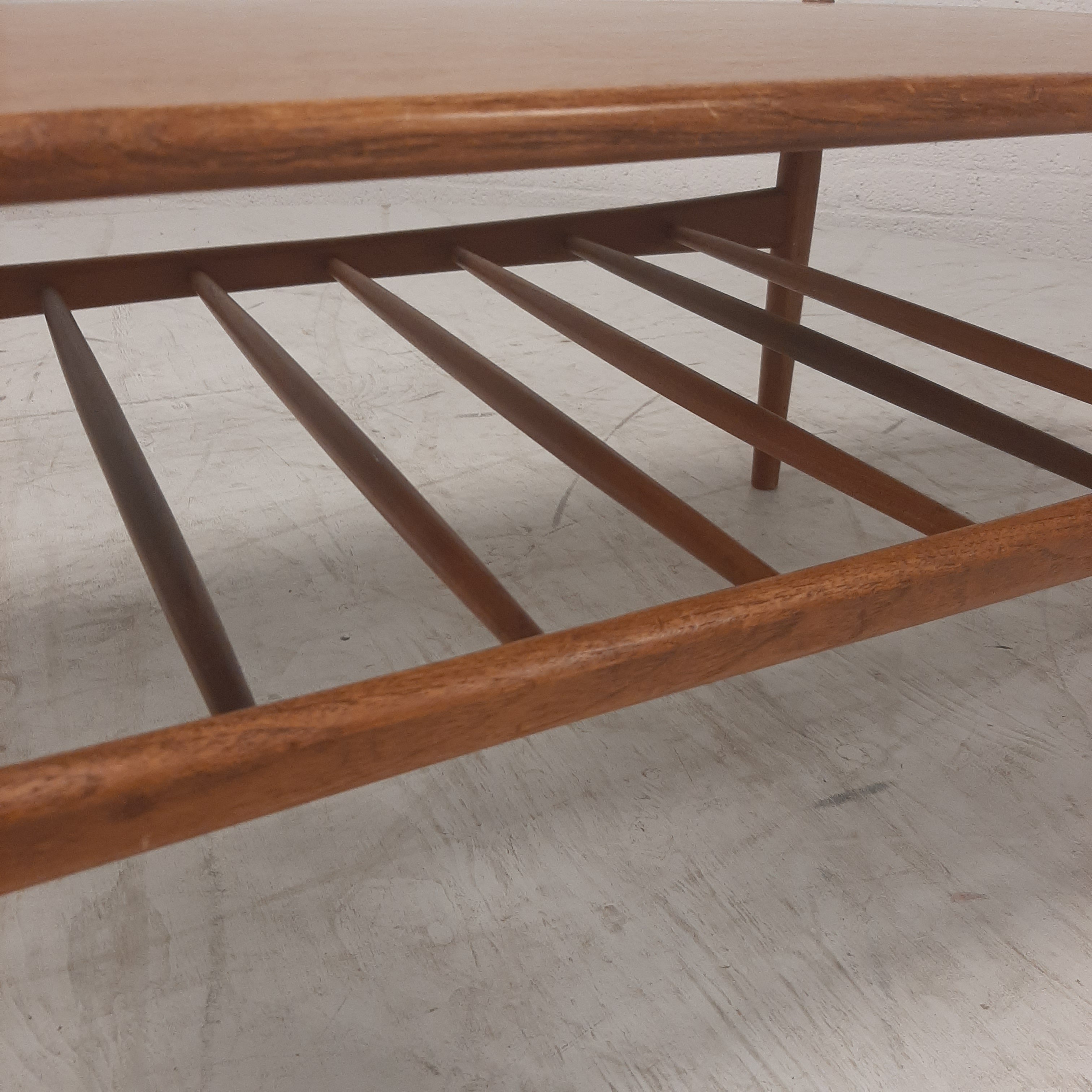Mid Century modern salontafel met spijlen rek