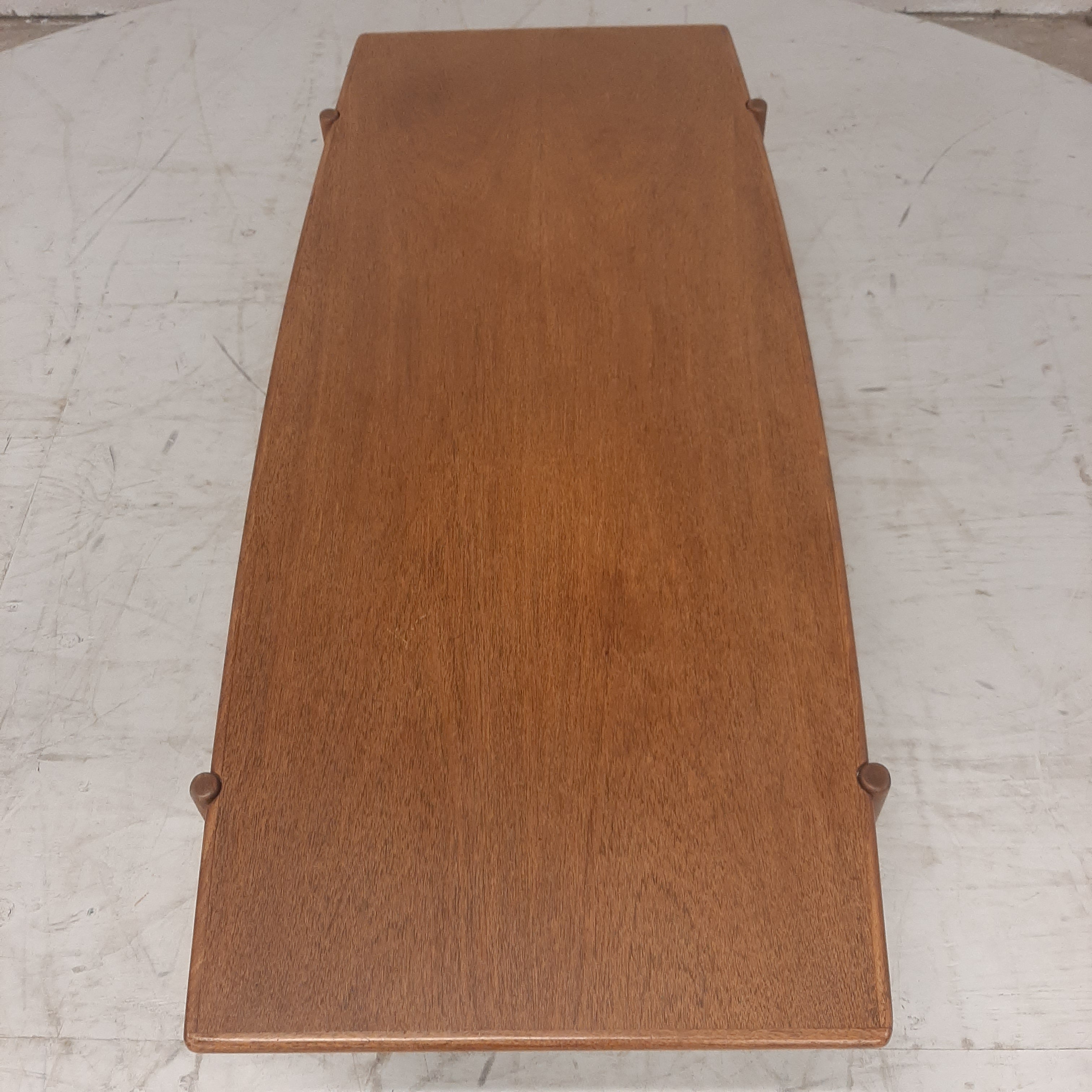 Mid Century modern salontafel met spijlen rek