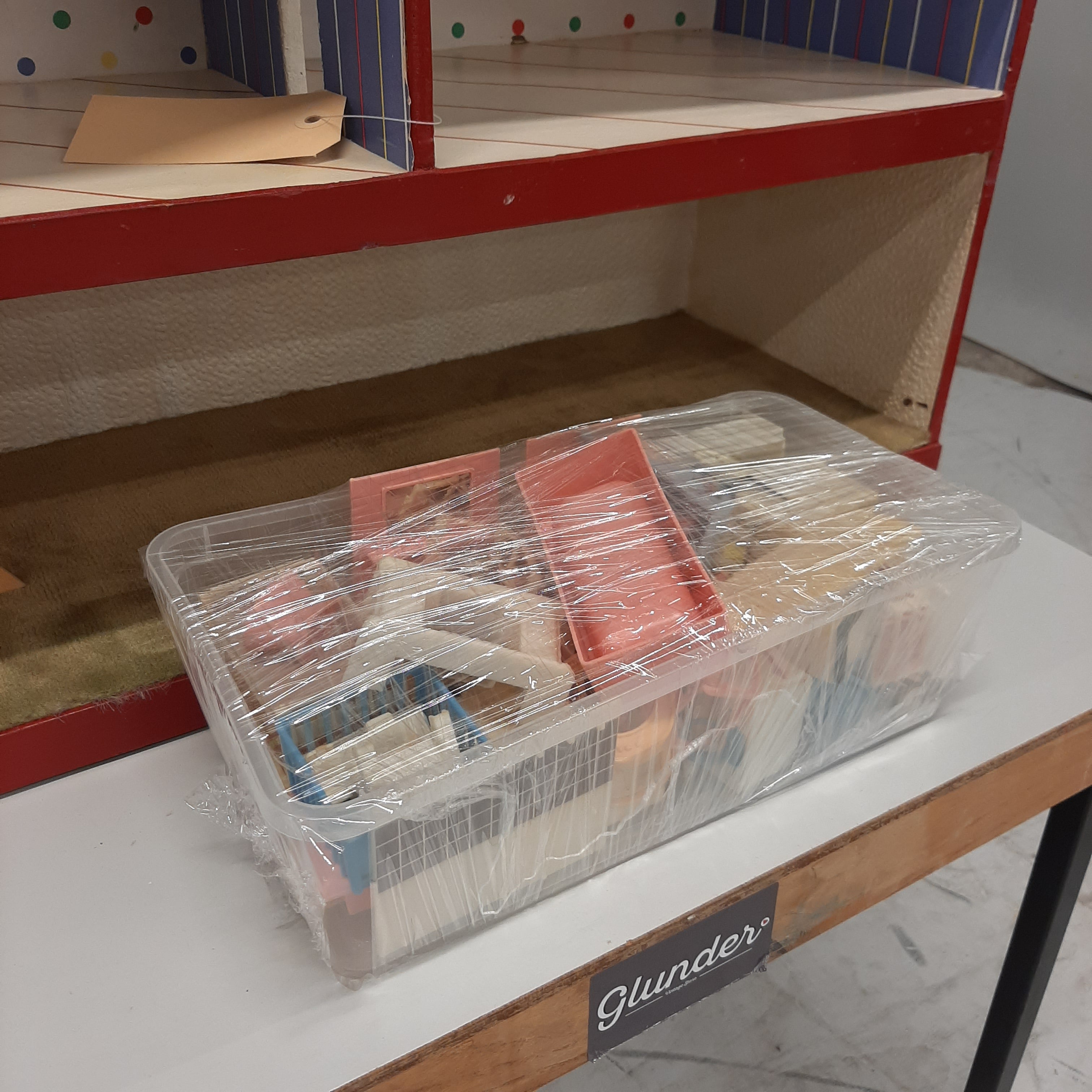 Poppenhuis met inrichting spulletjes