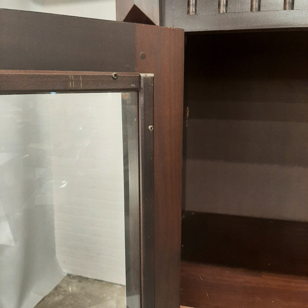Koloniale vitrine/boekenkast