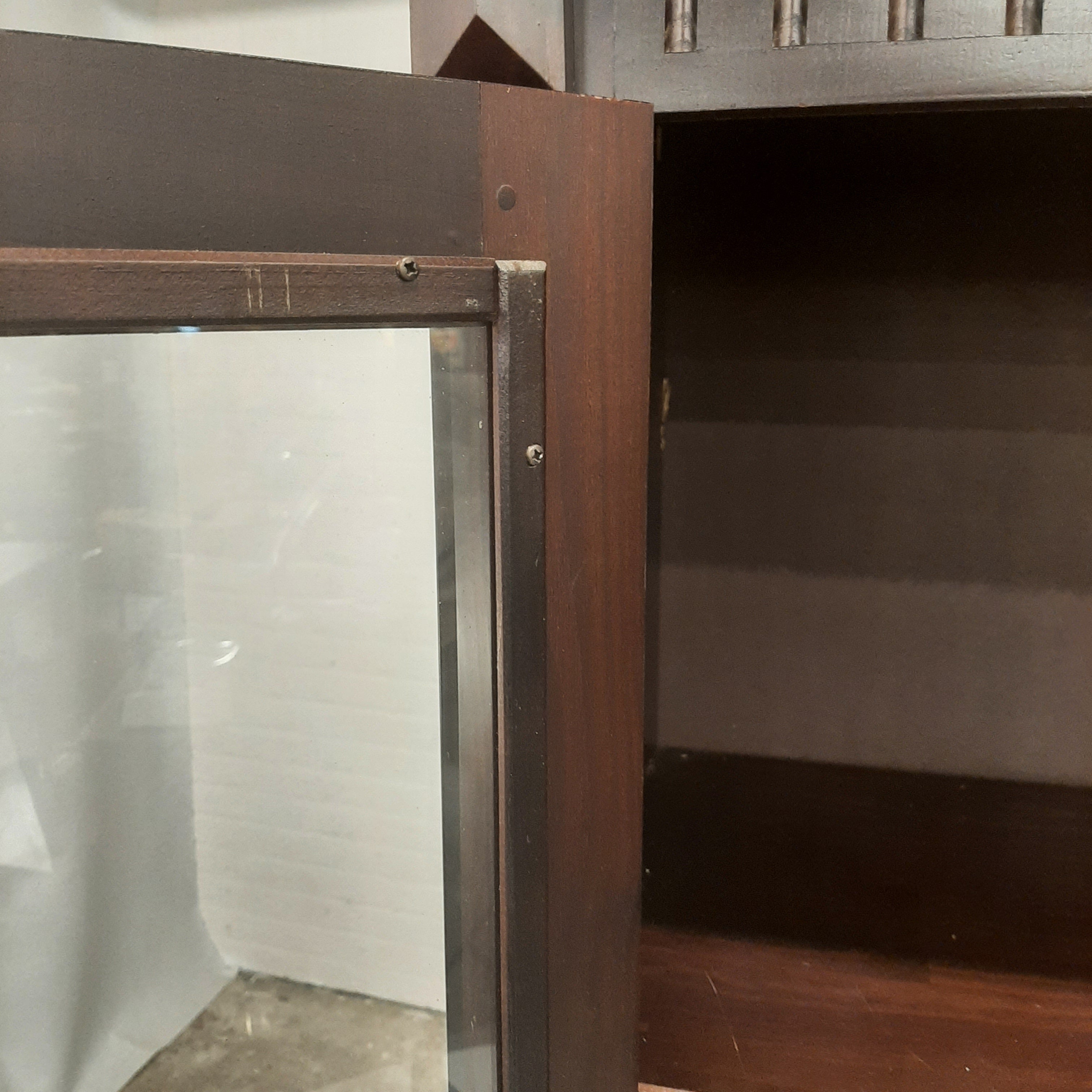 Koloniale vitrine/boekenkast