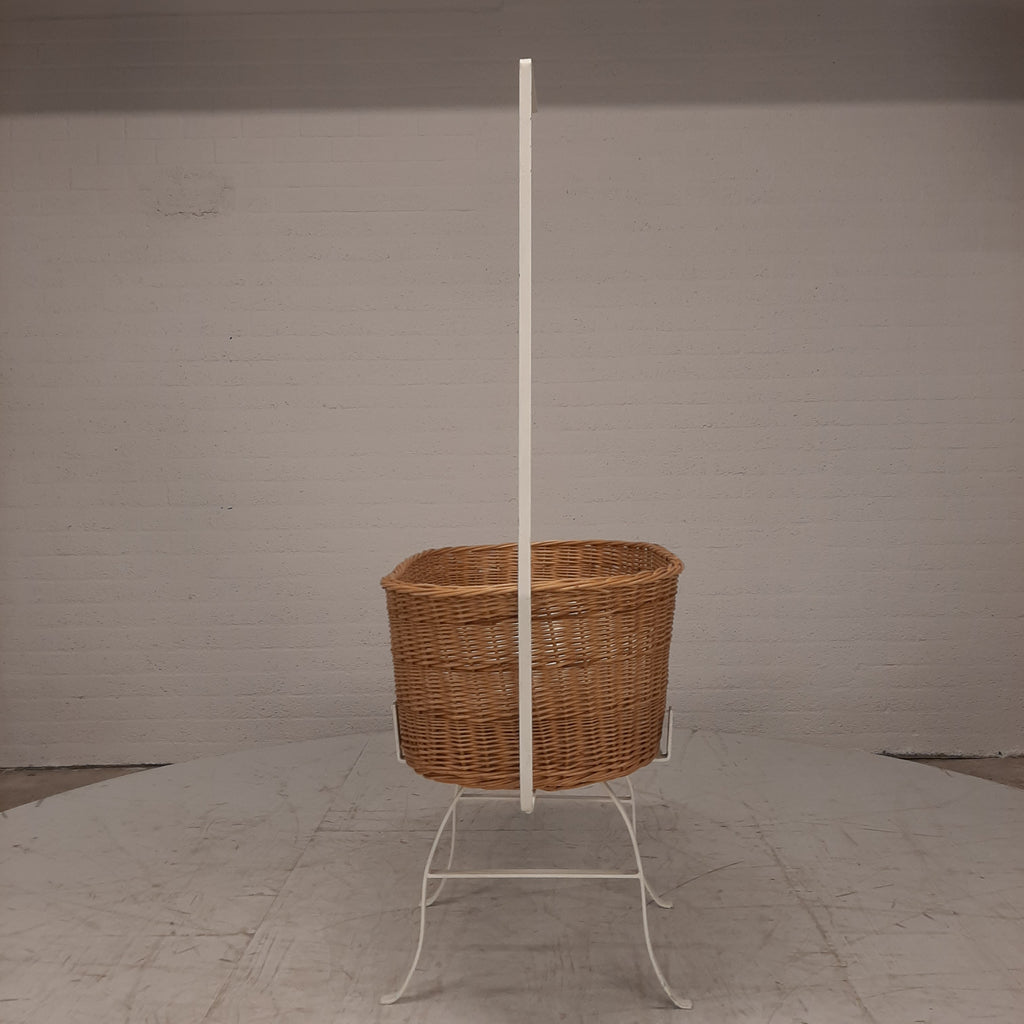 Vintage rotan wieg wit ijzeren onderstel