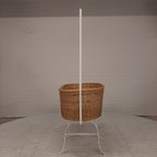Vintage rotan wieg wit ijzeren onderstel