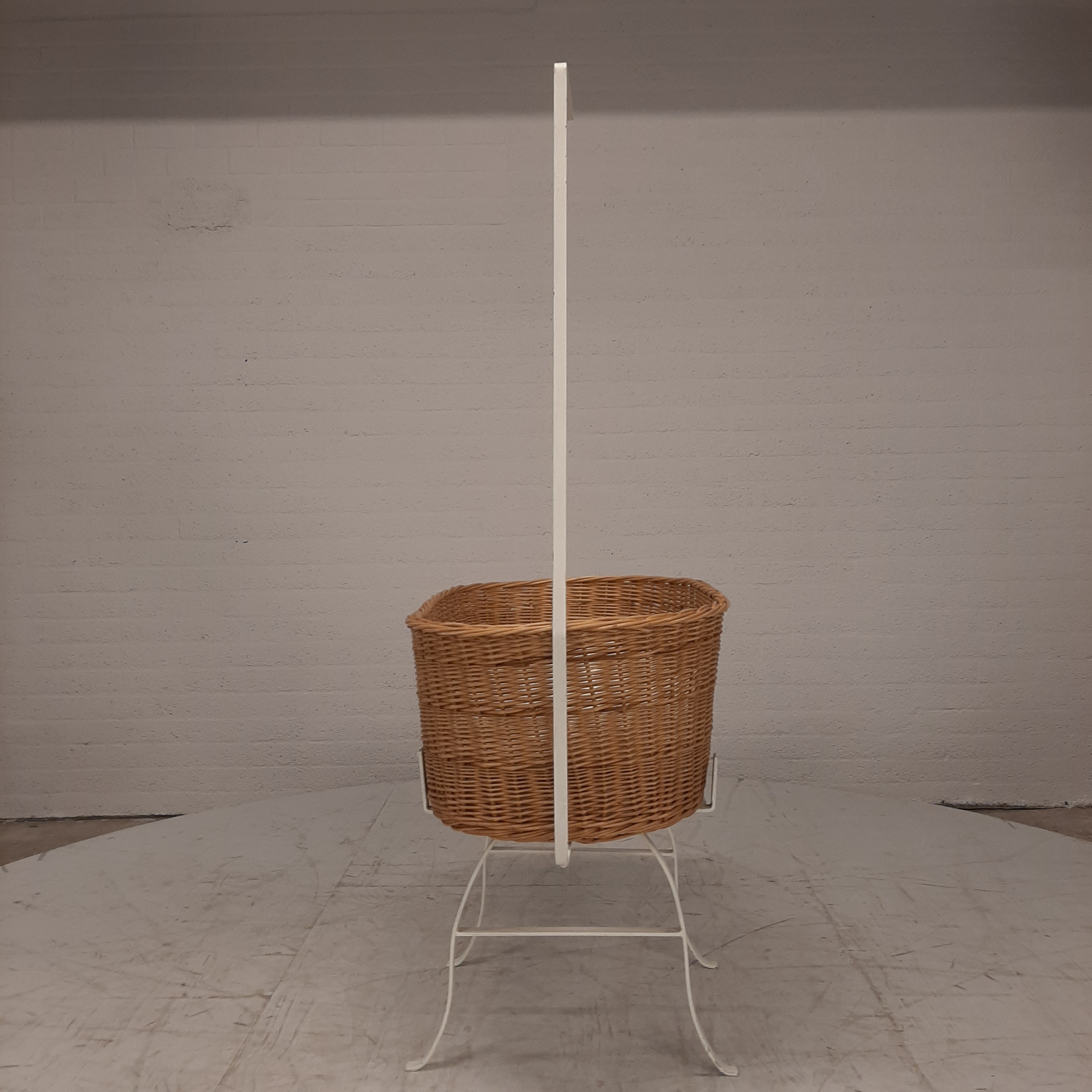 Vintage rotan wieg wit ijzeren onderstel