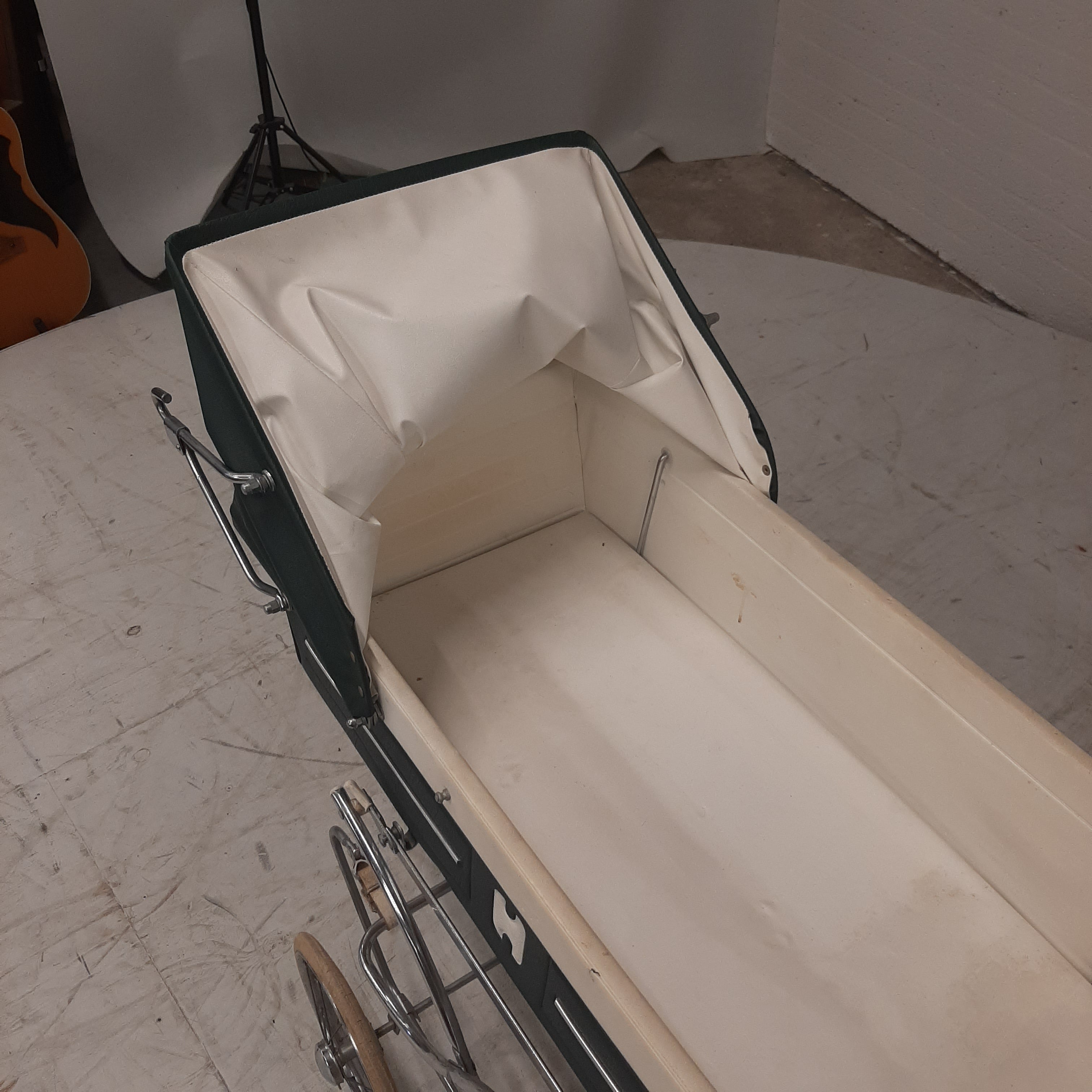 Vintage kinderwagen groen