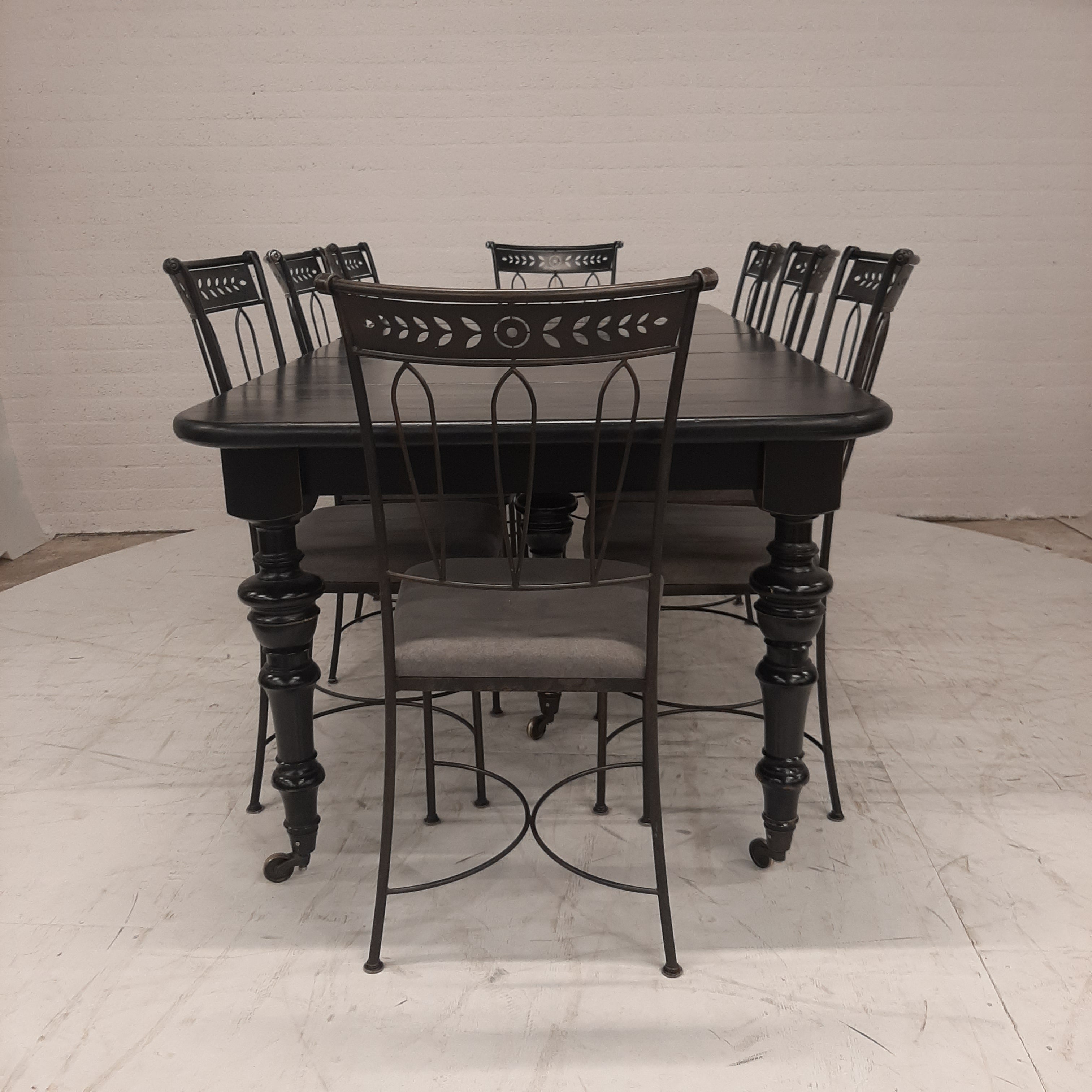 Set eettafel met 8 ijzeren Hobel Nizza stoelen