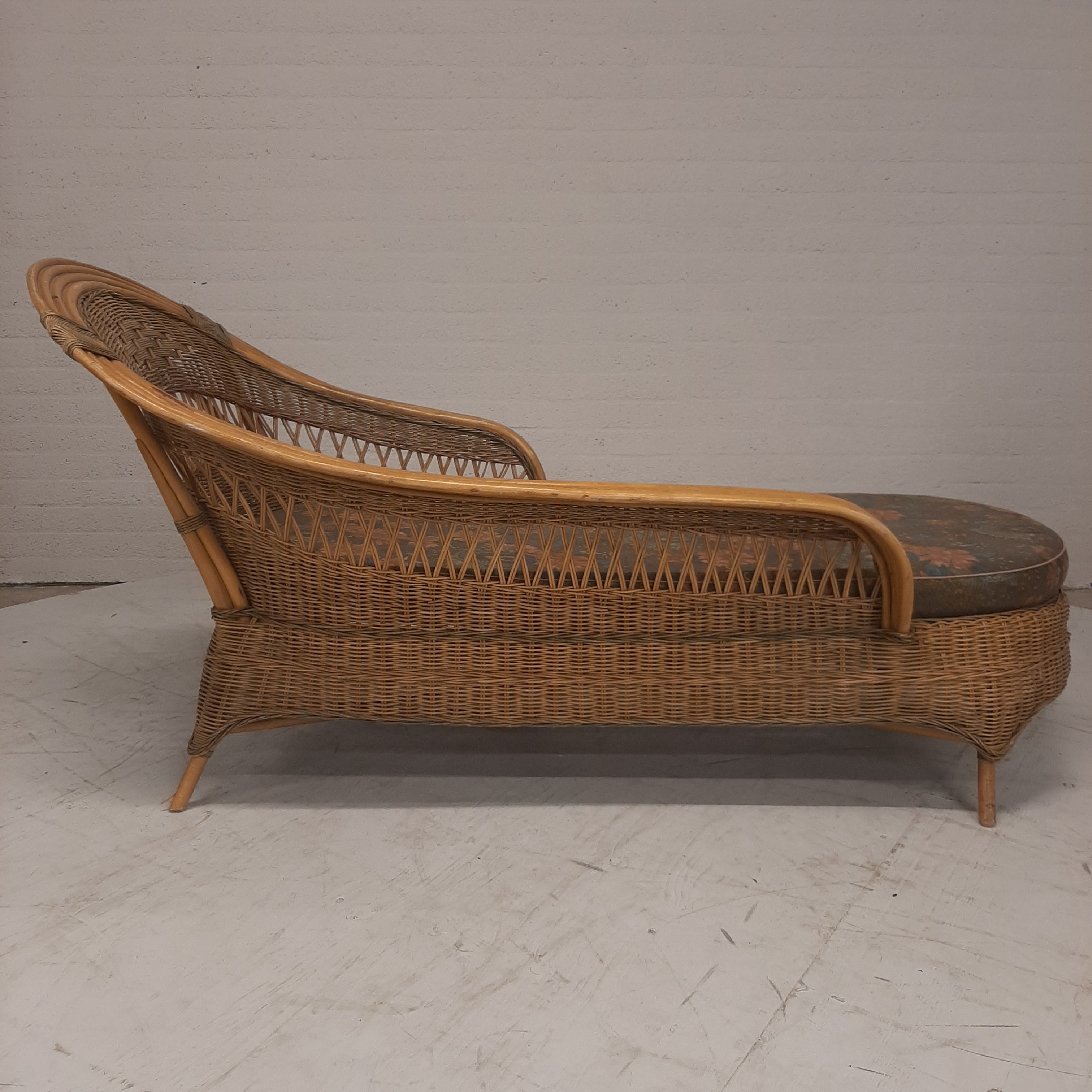 Vintage rotan chaise longue