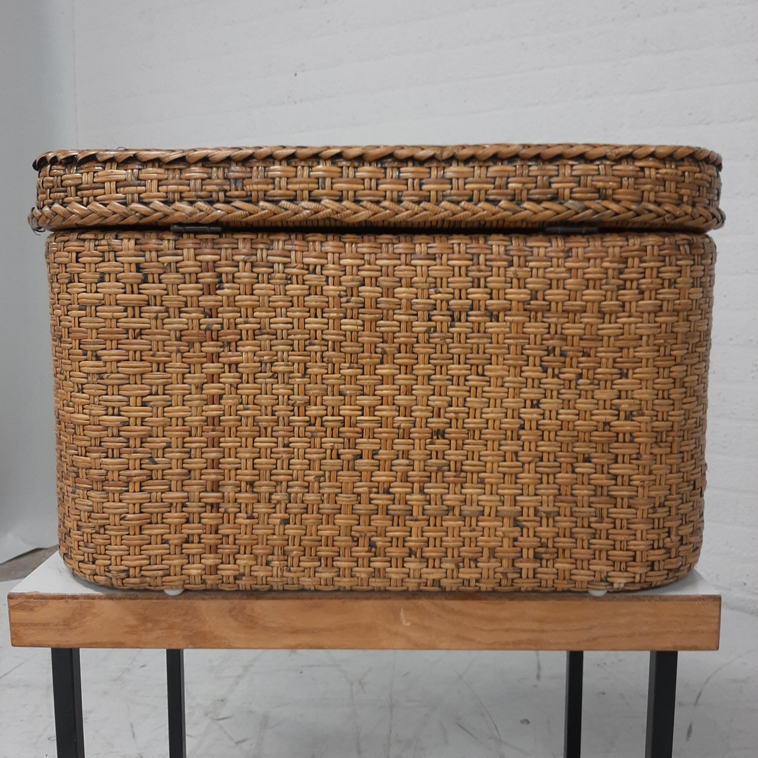 C & J rotan mand