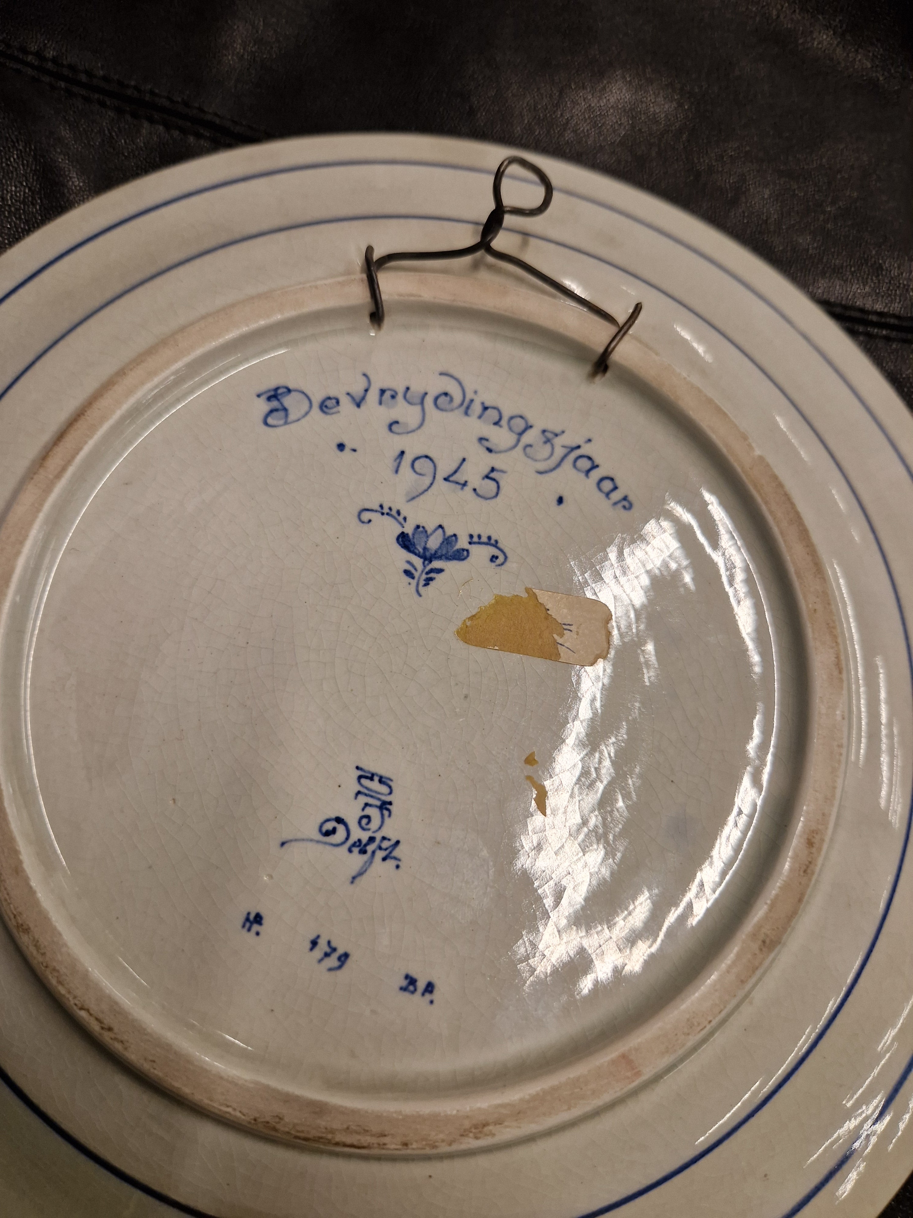 Delfts blauw herinneringsbord 1945