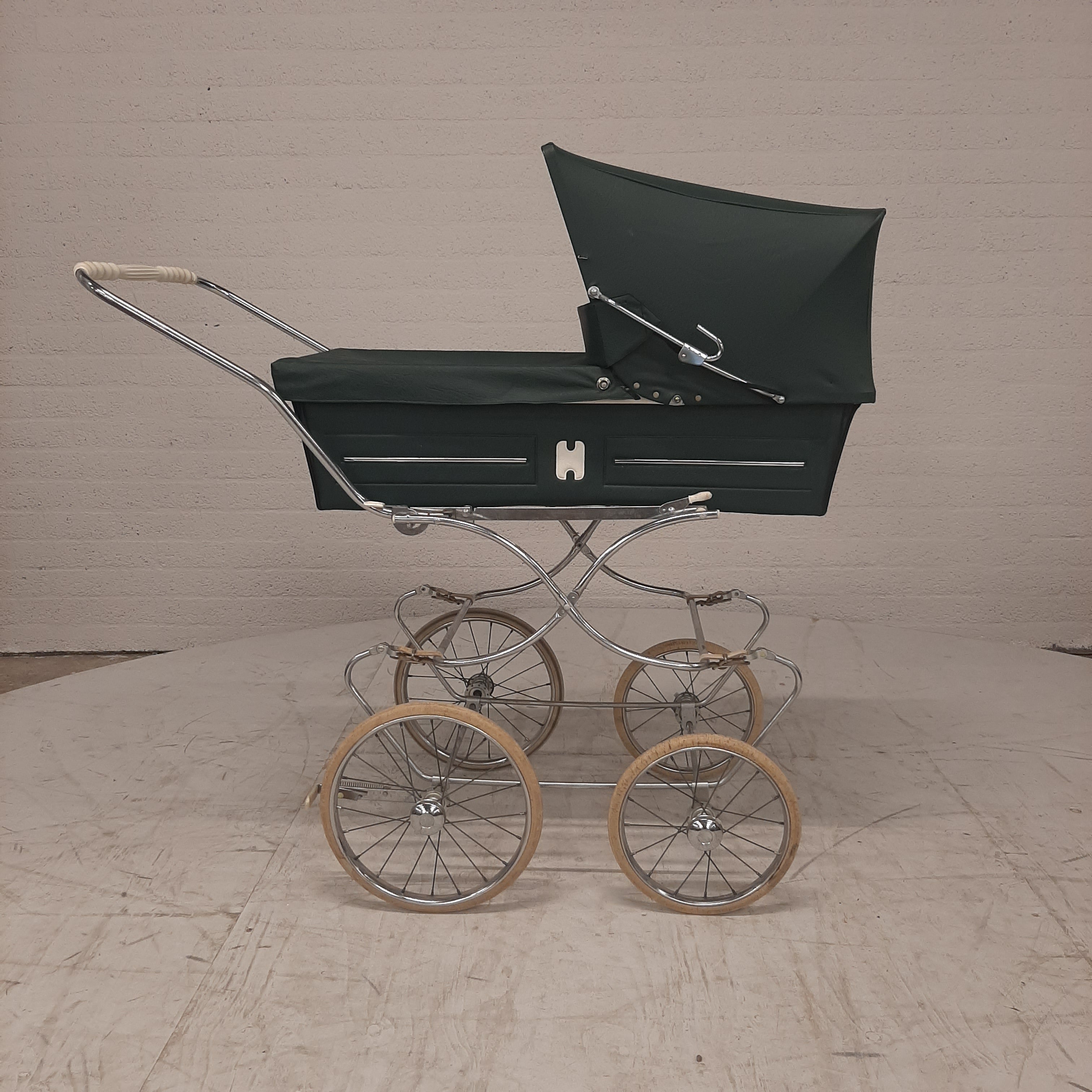 Vintage kinderwagen groen