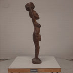 Houten beeld Afrikaanse vrouw