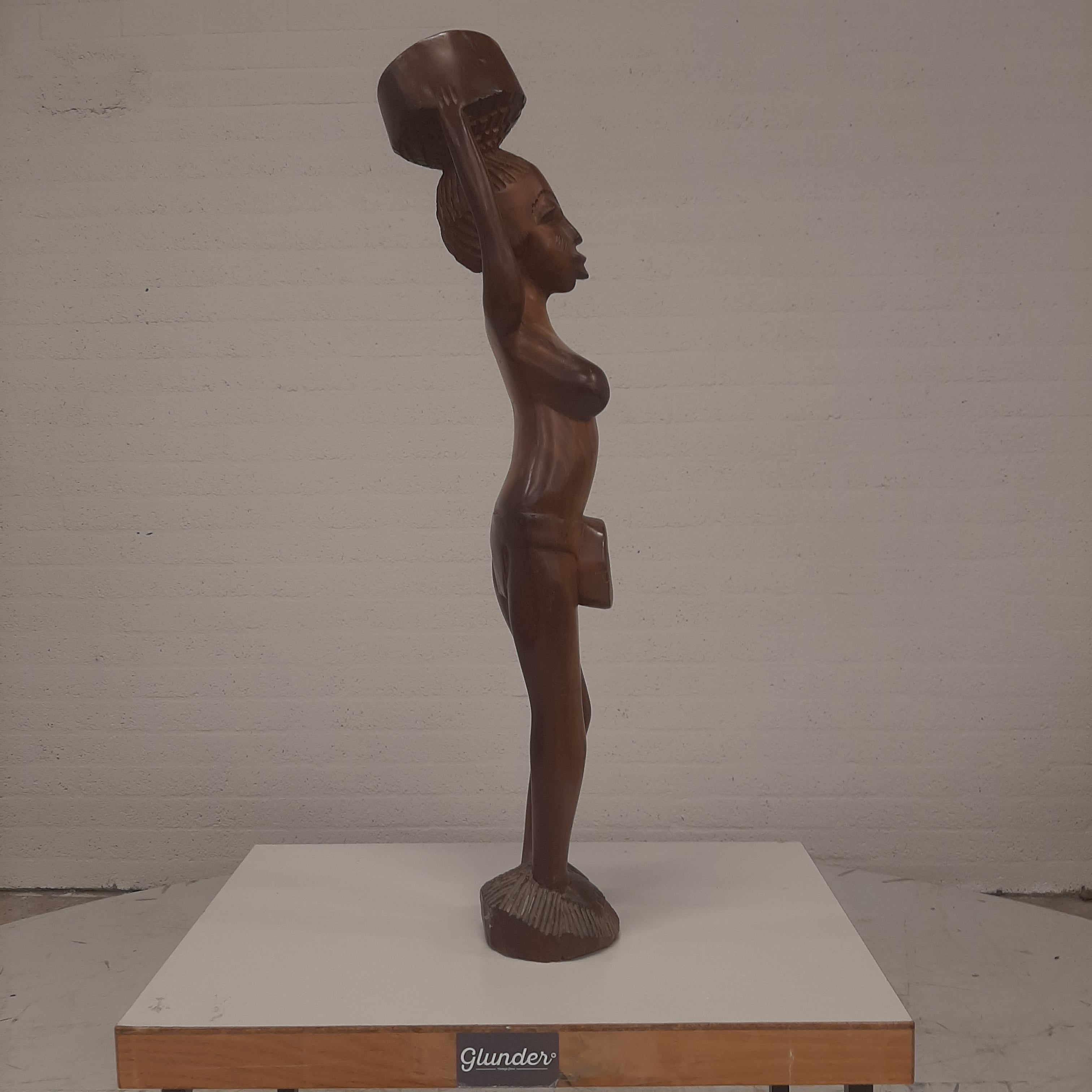 Houten beeld Afrikaanse vrouw