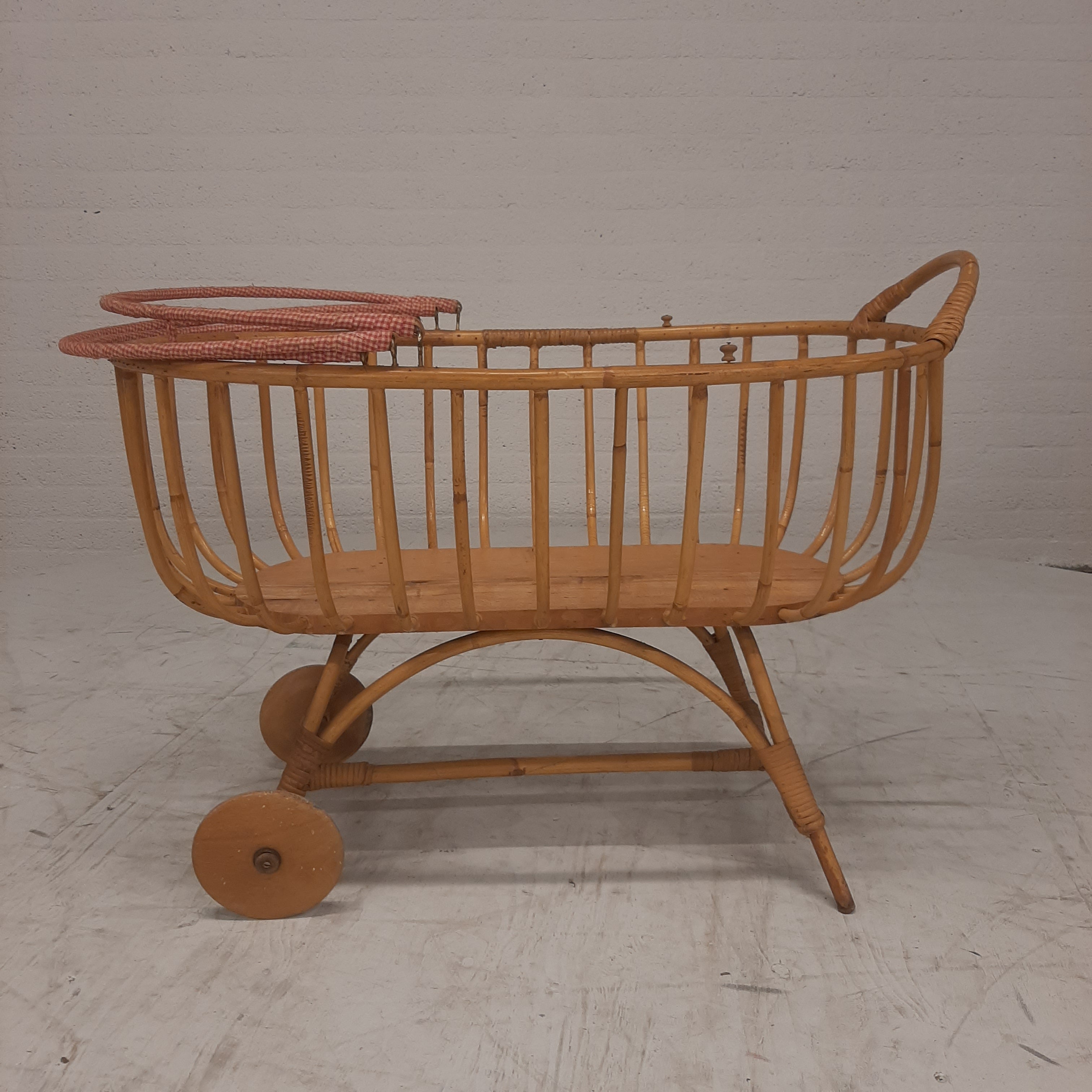 Rotan wieg twee wielen