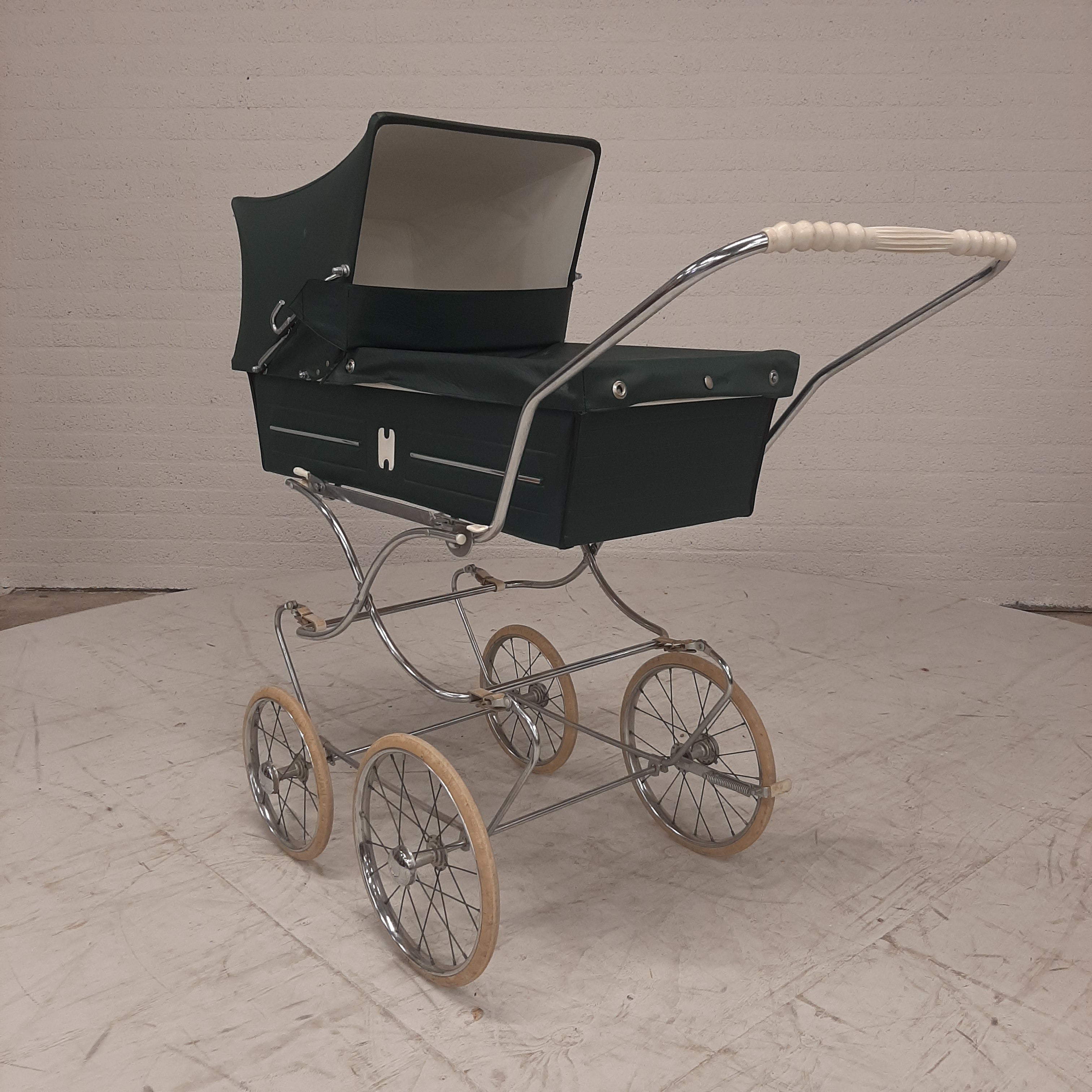 Vintage kinderwagen groen