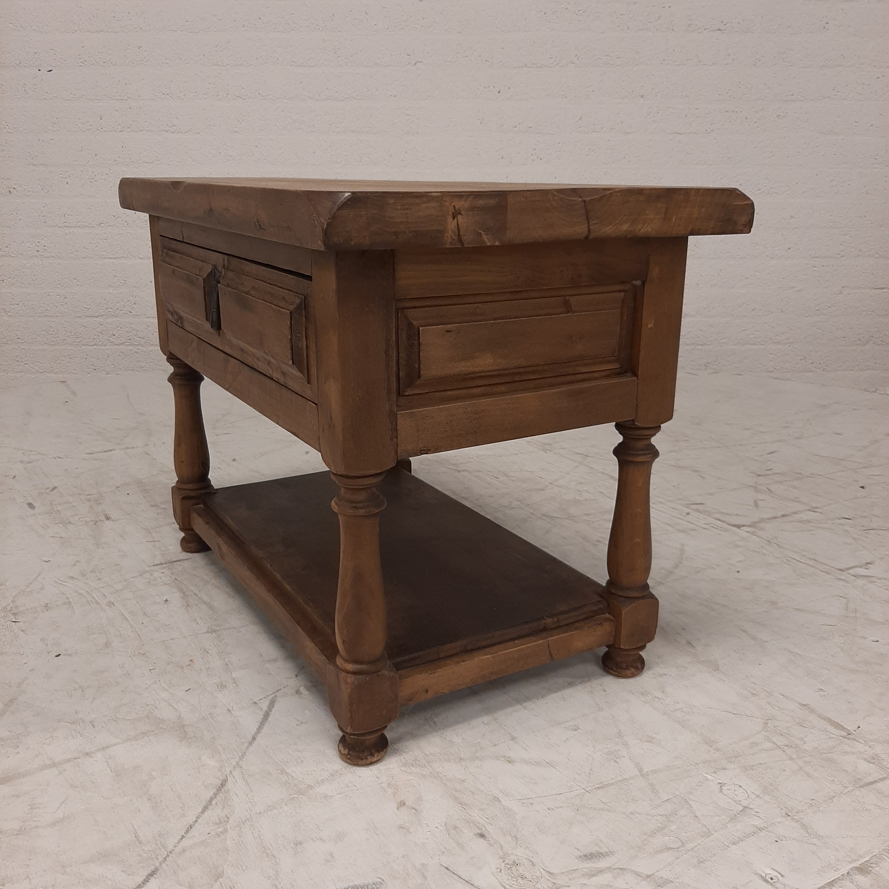 Klein houten tafeltje met 1 lade
