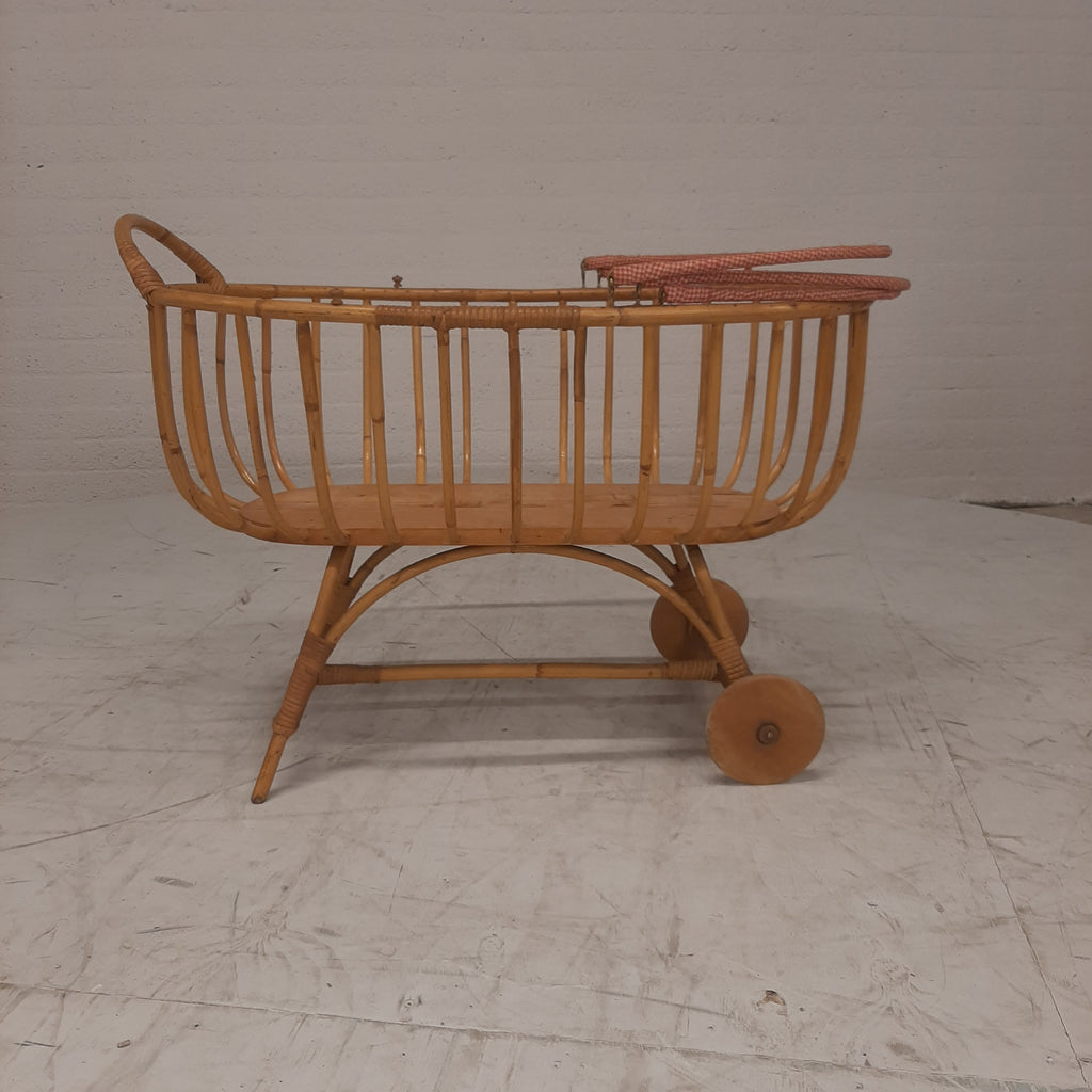 Rotan wieg twee wielen