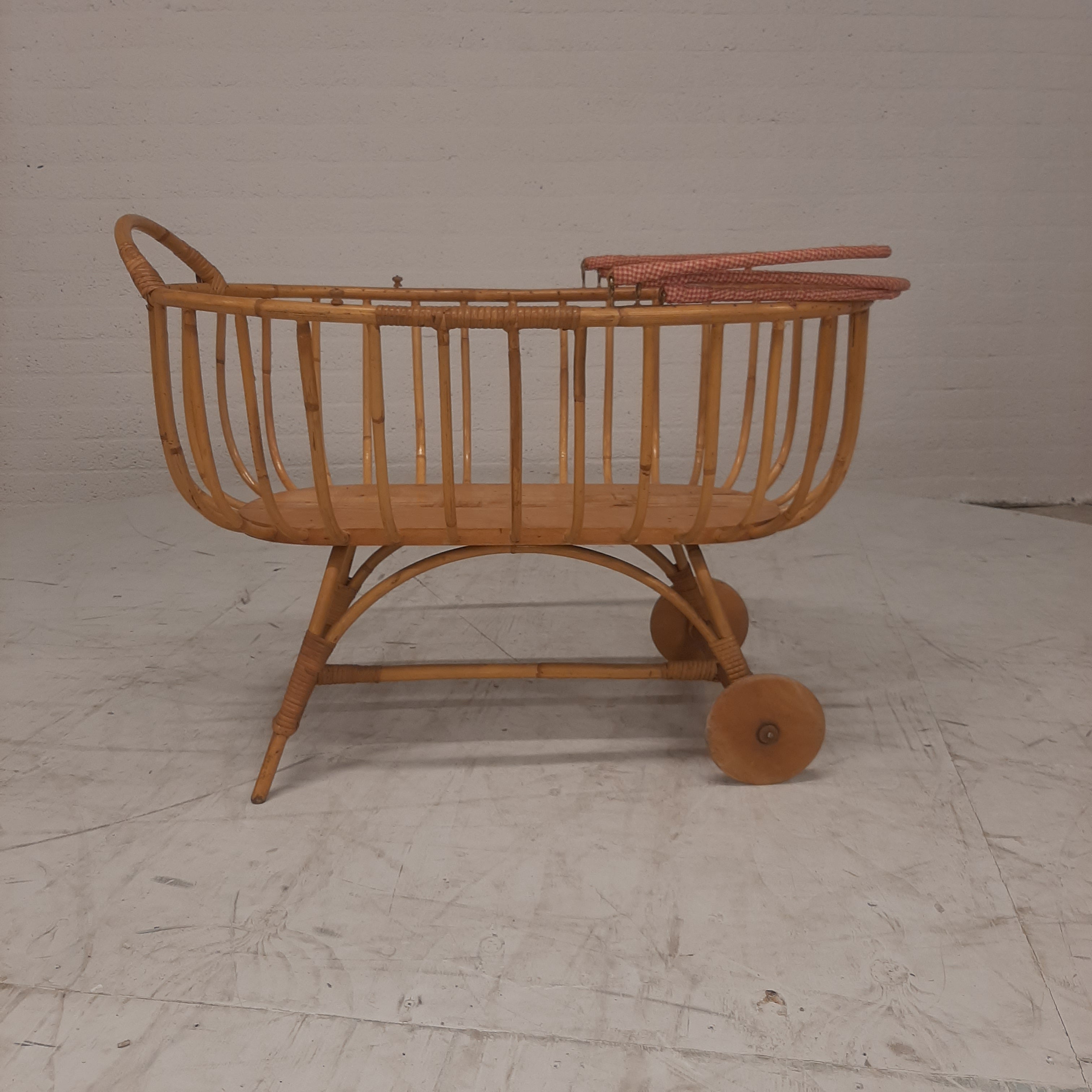 Rotan wieg twee wielen