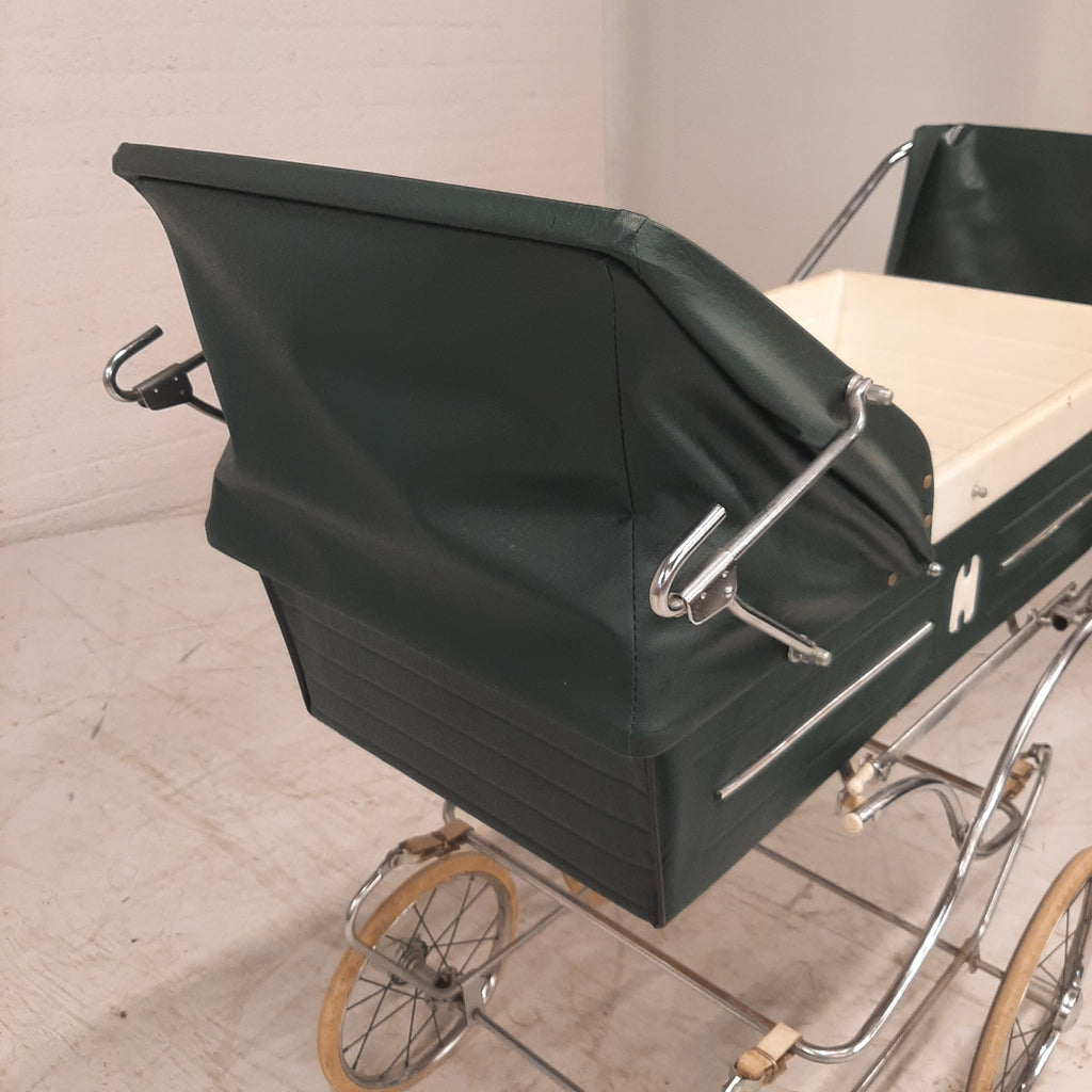 Vintage kinderwagen groen