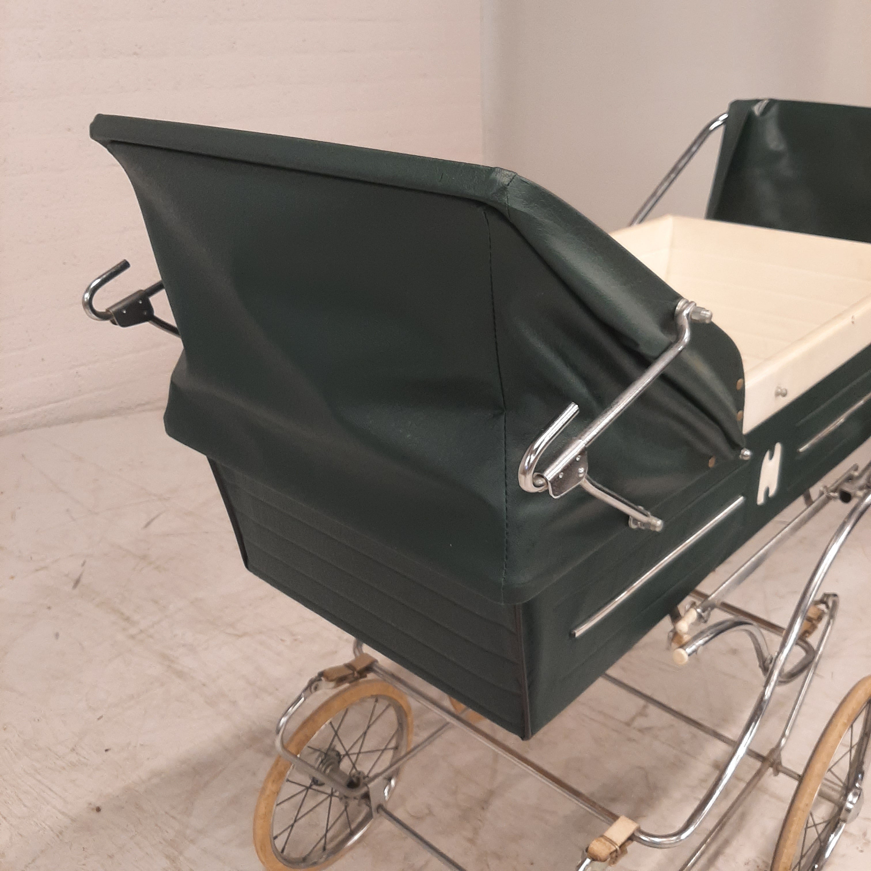 Vintage kinderwagen groen