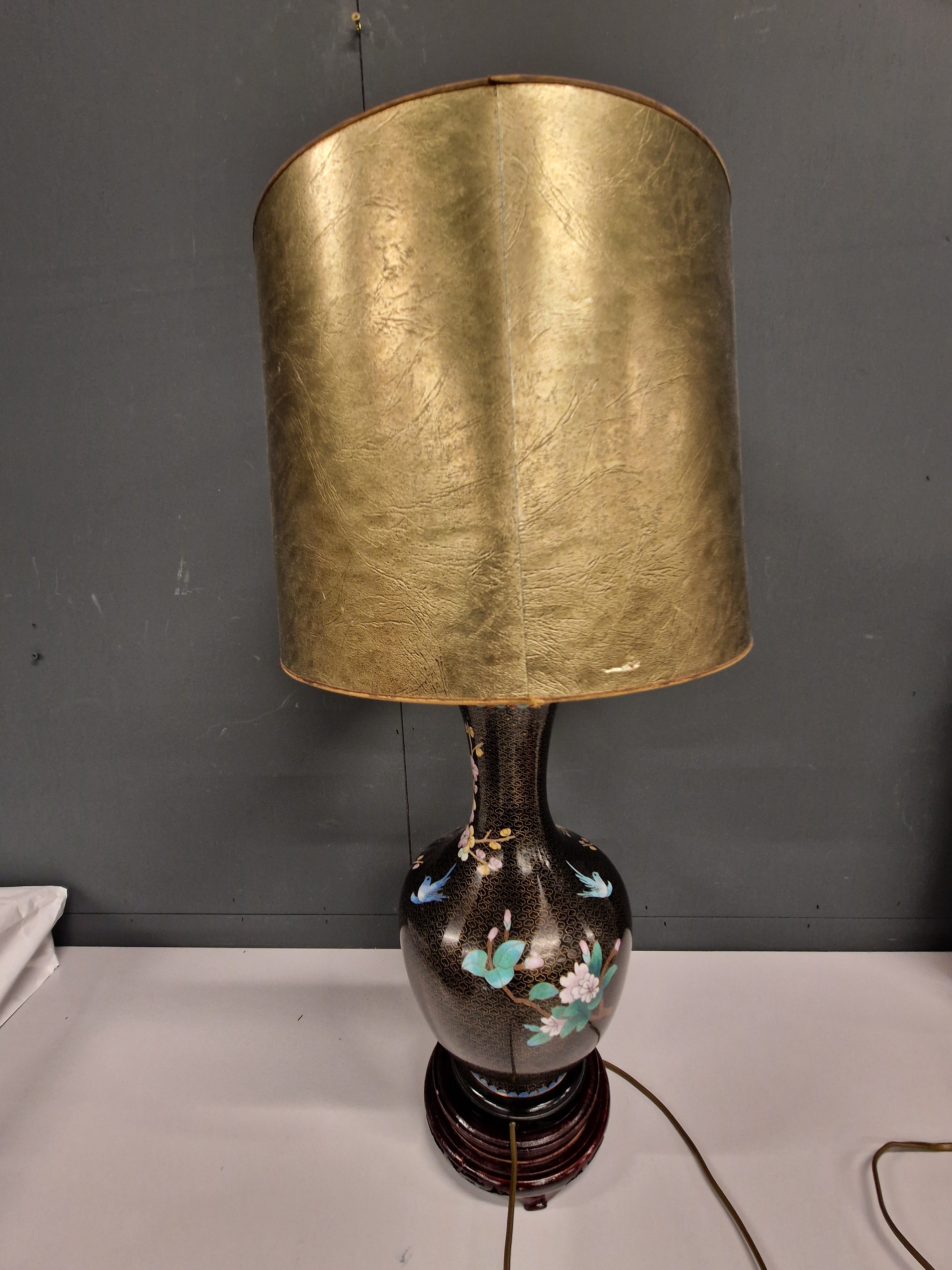 Chinese cloisonne vaaslamp met sokkel