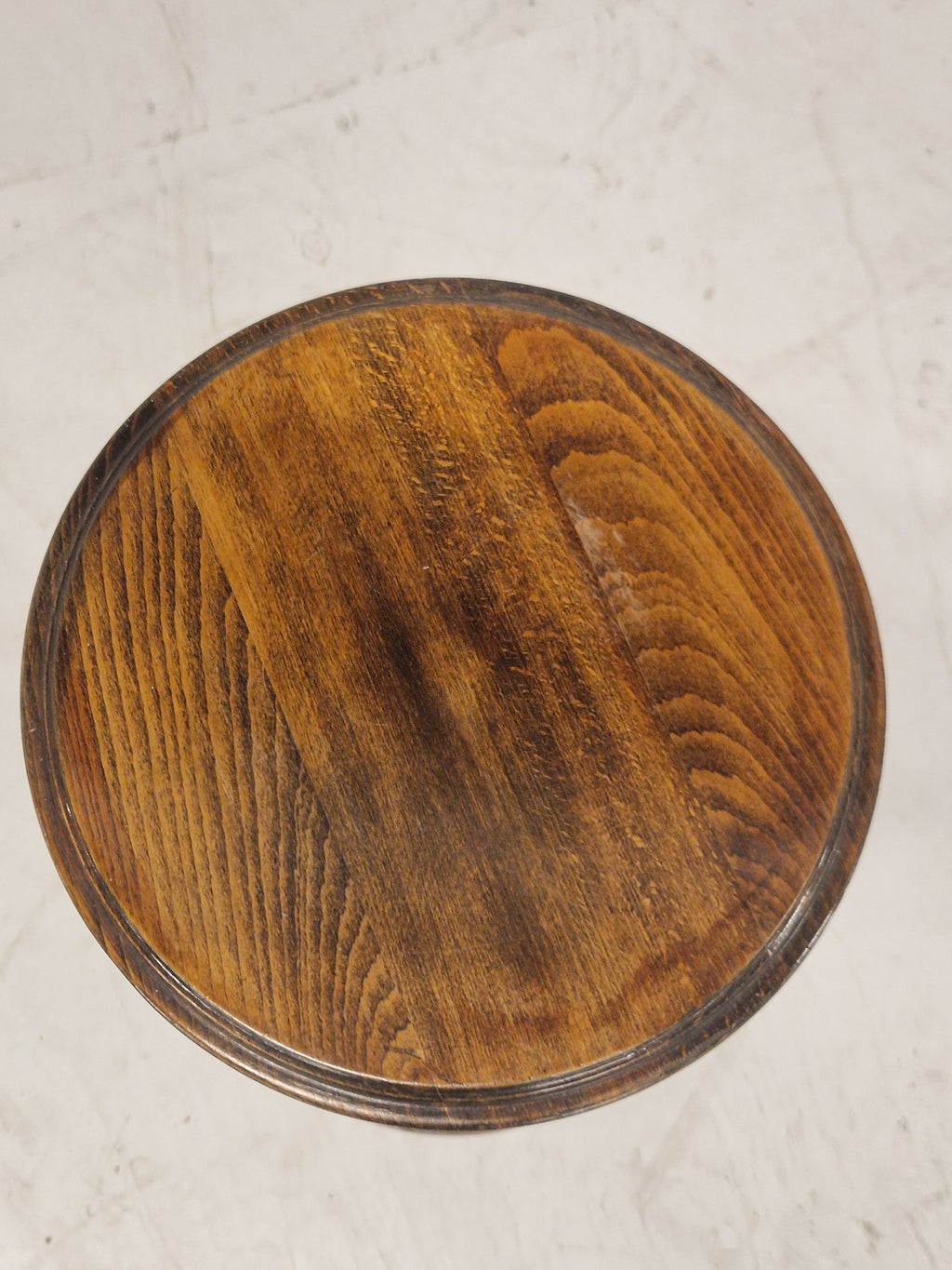 Plantentafel met gedraaid hout