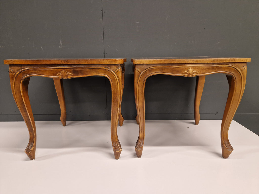 Twee identieke bijzettafels