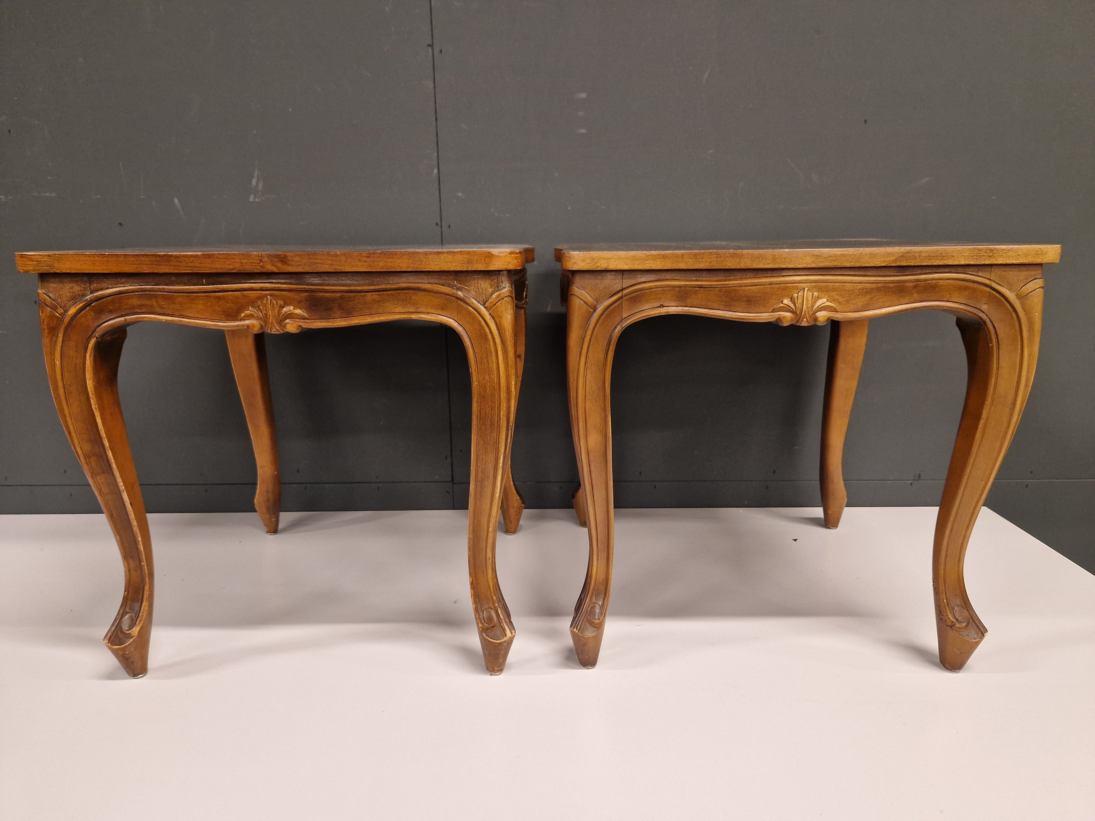 Twee identieke bijzettafels