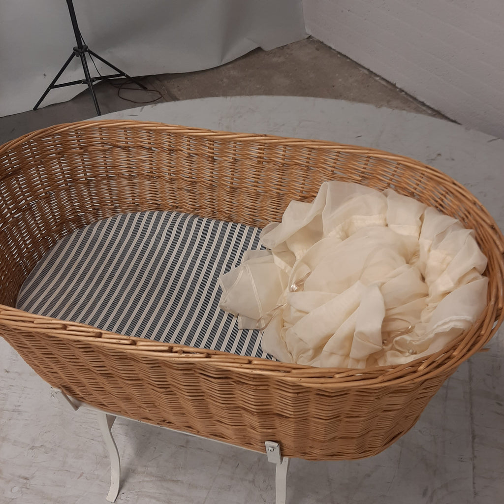 Vintage rotan wieg wit ijzeren onderstel