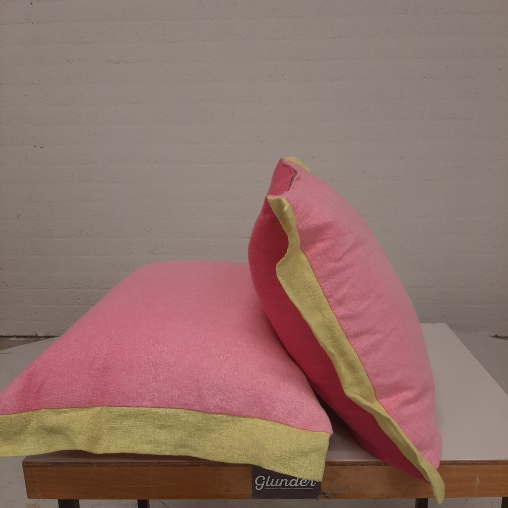 Set van twee roze kussens