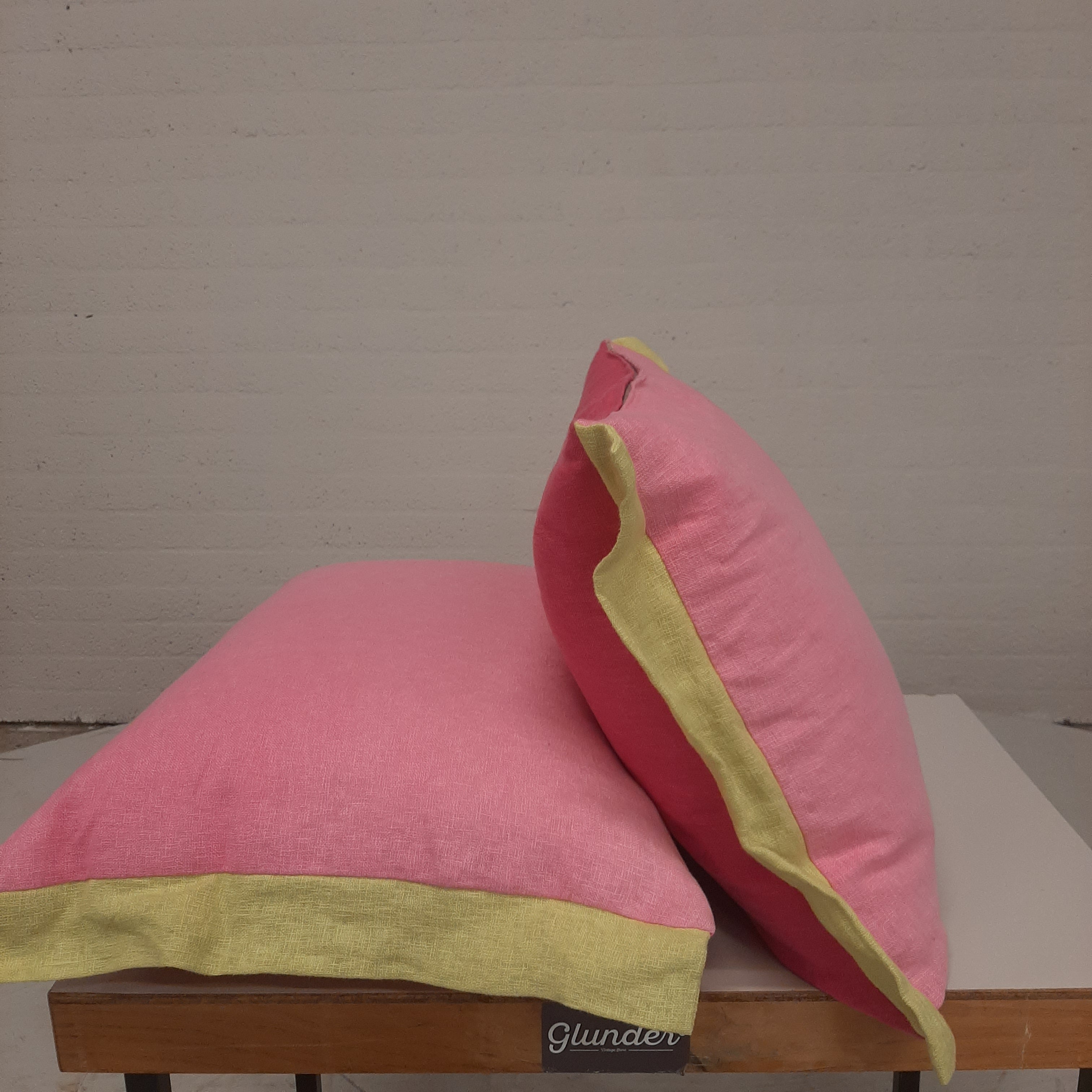 Set van twee roze kussens