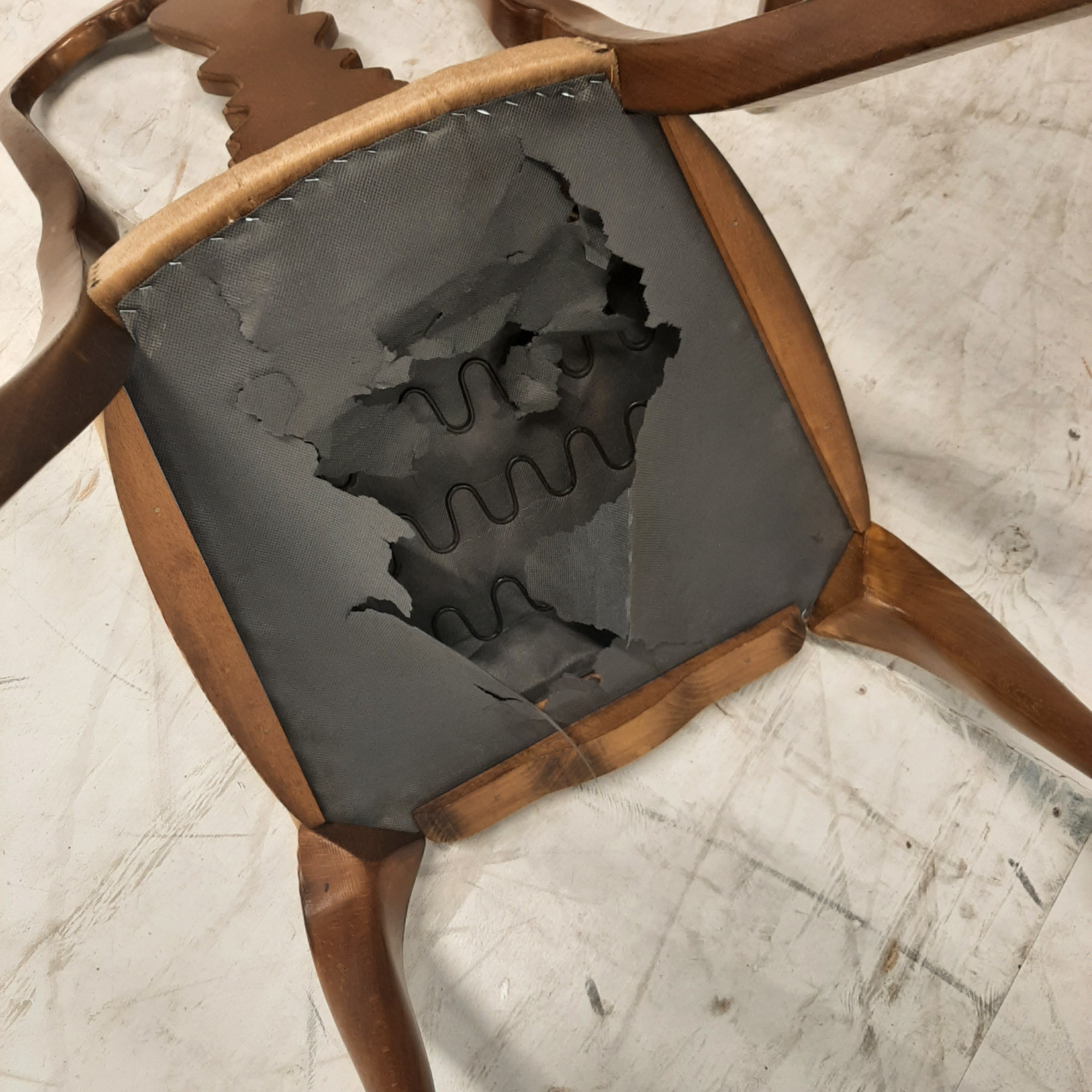 Eetkamerstoel met vioolvorm rugleuning