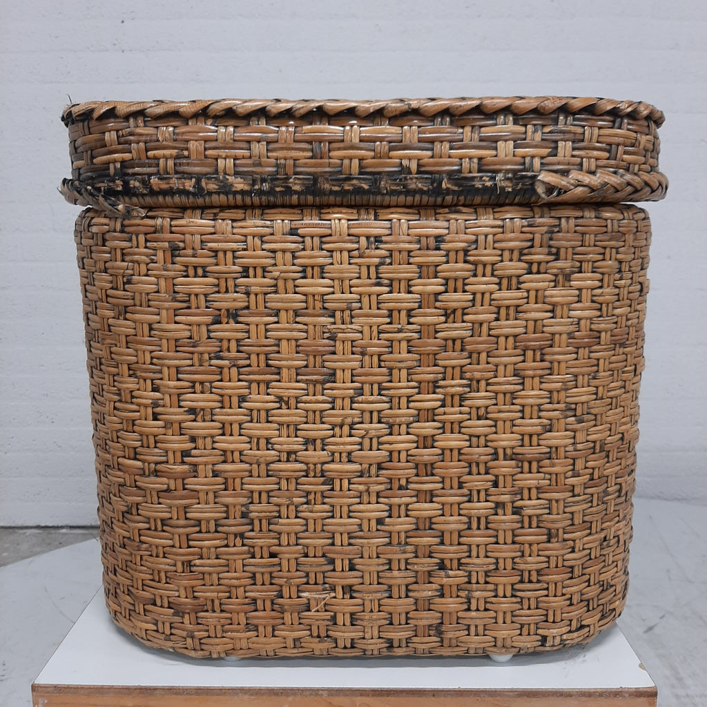 C & J rotan mand