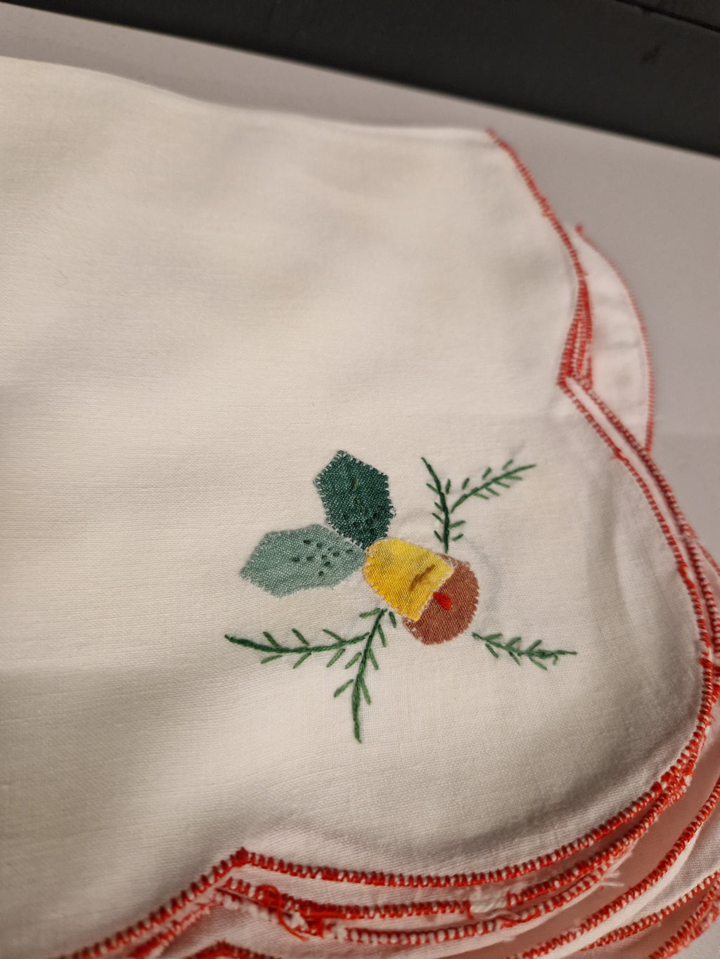 8 kerstservetten, fijn linnen en geborduurd, kerstklok, Duits