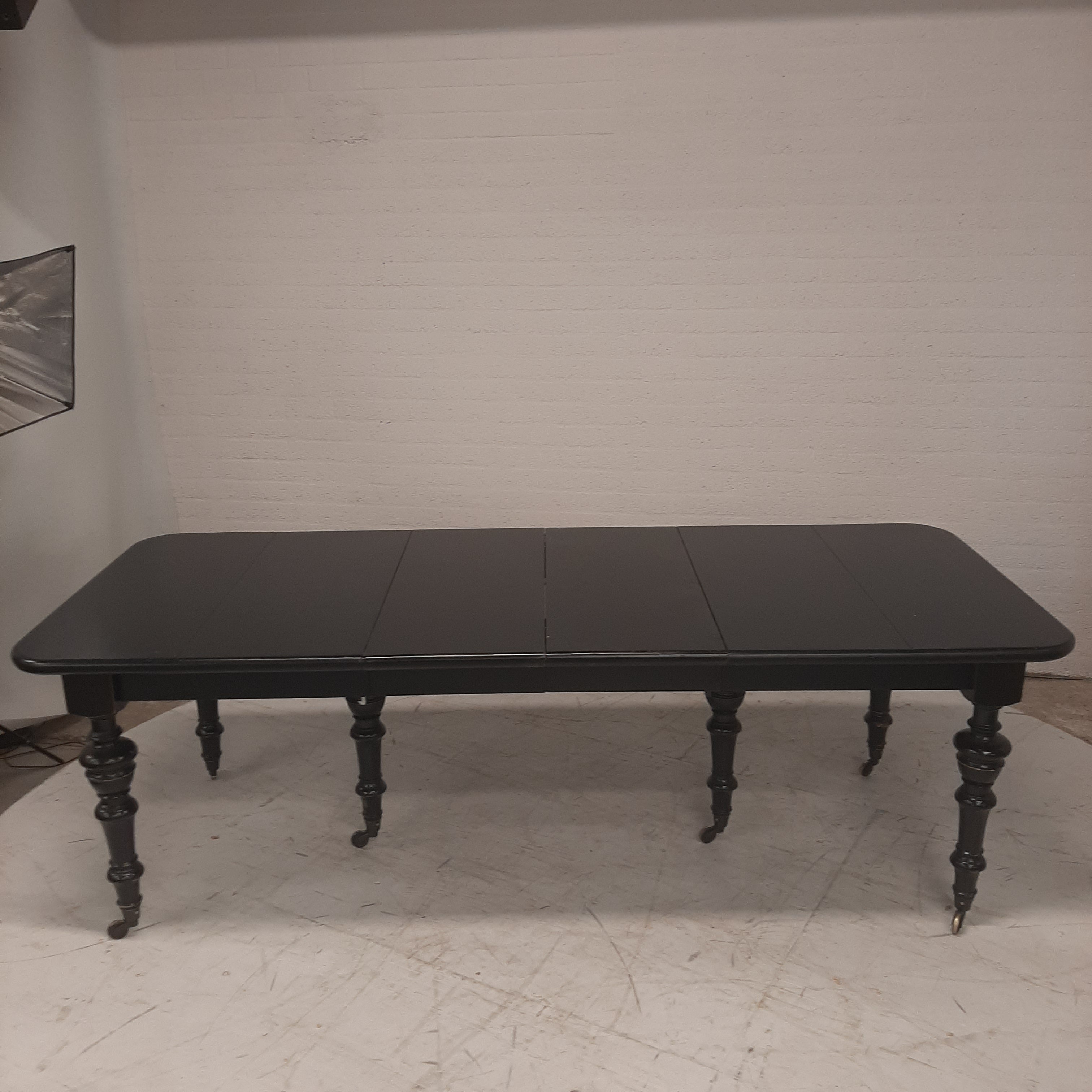 Zwarte 4 delig uitschuifbare tafel