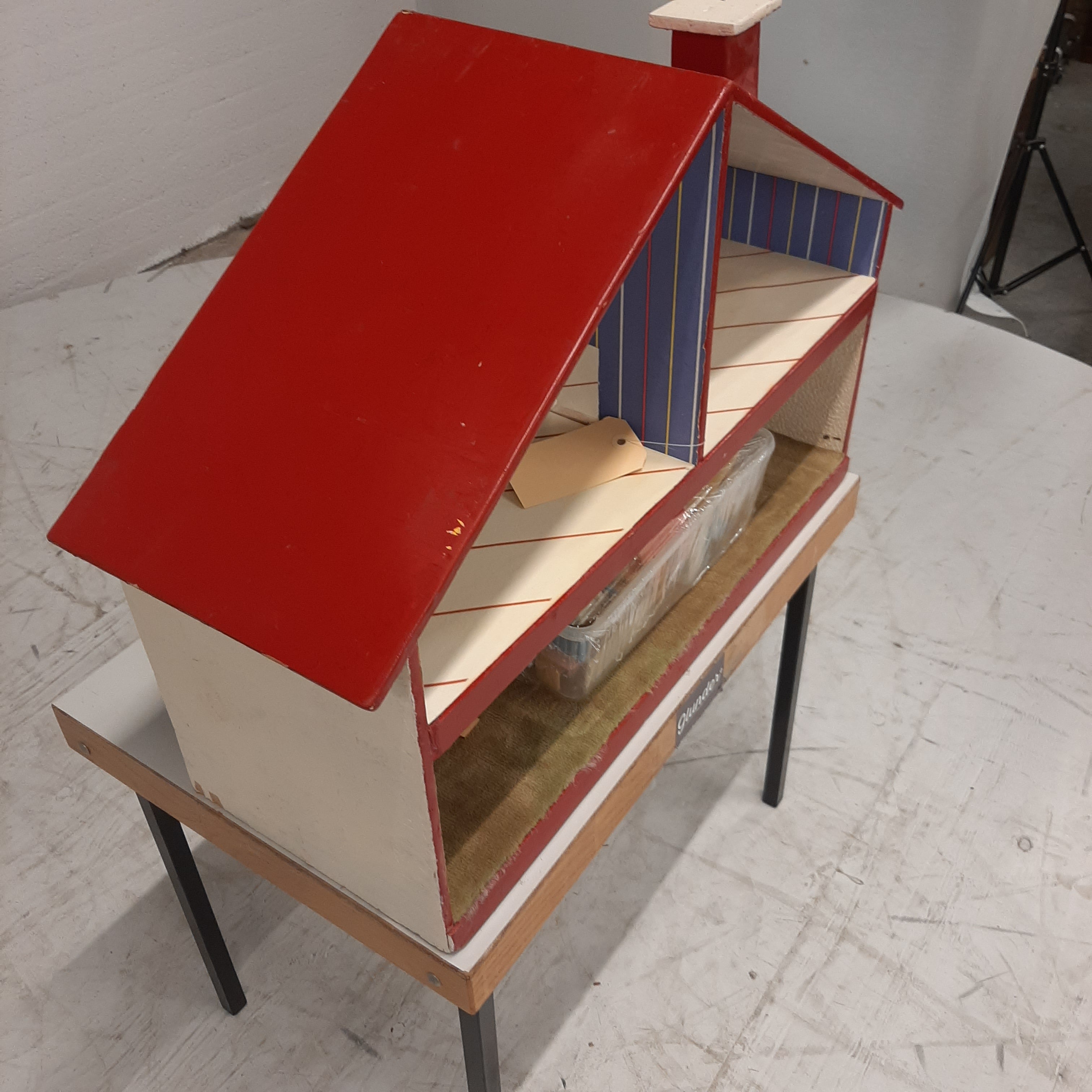 Poppenhuis met inrichting spulletjes