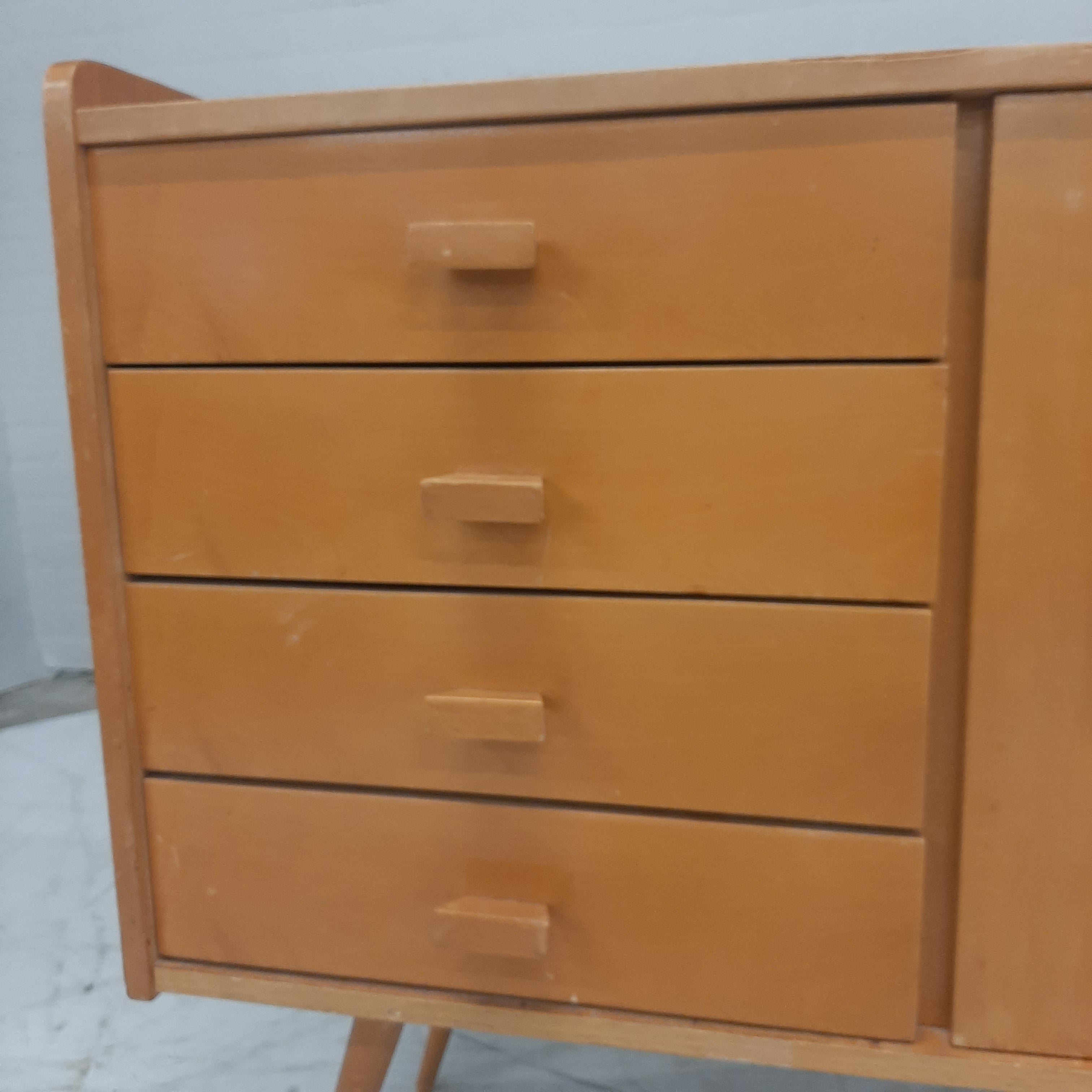 Houten kastje 4 lades en deurtje