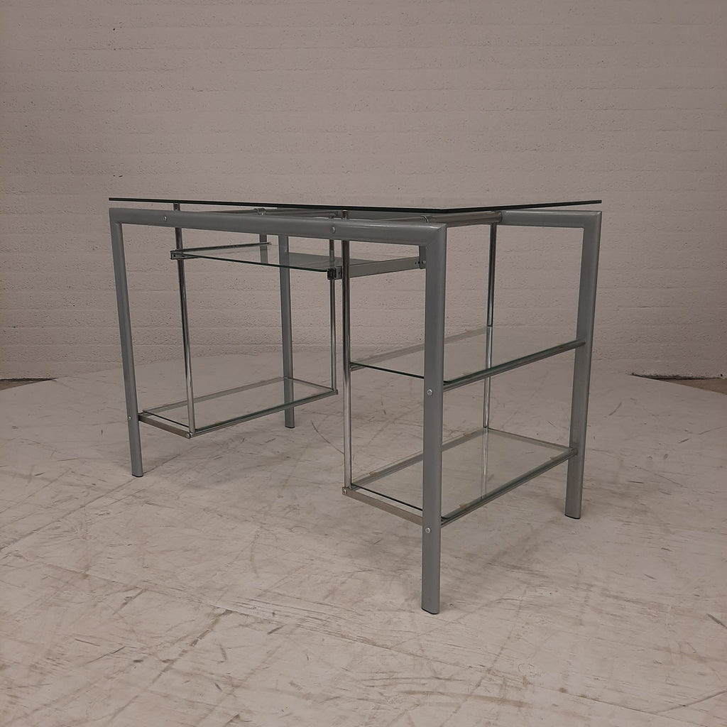 Glazen bureau op buizenframe