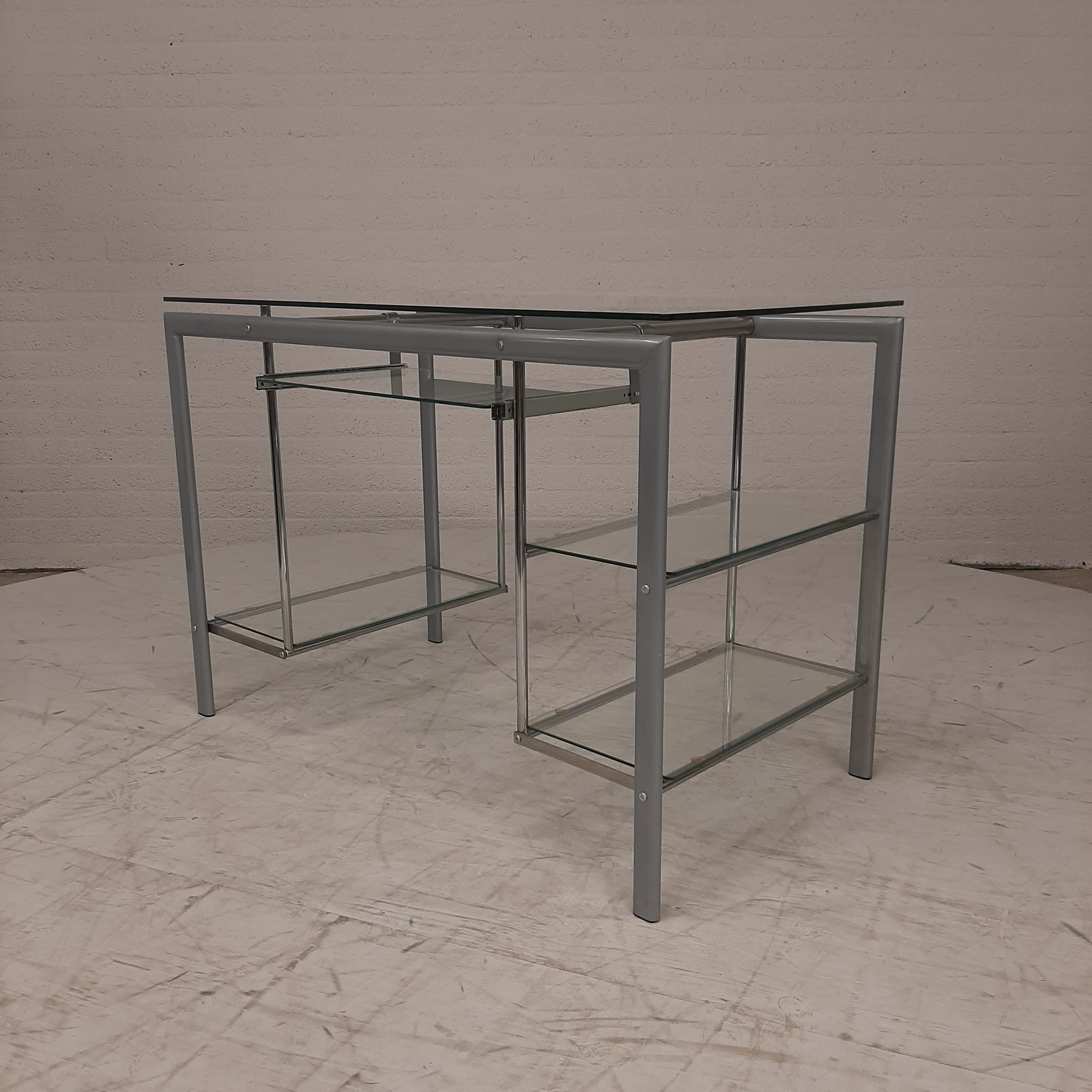 Glazen bureau op buizenframe
