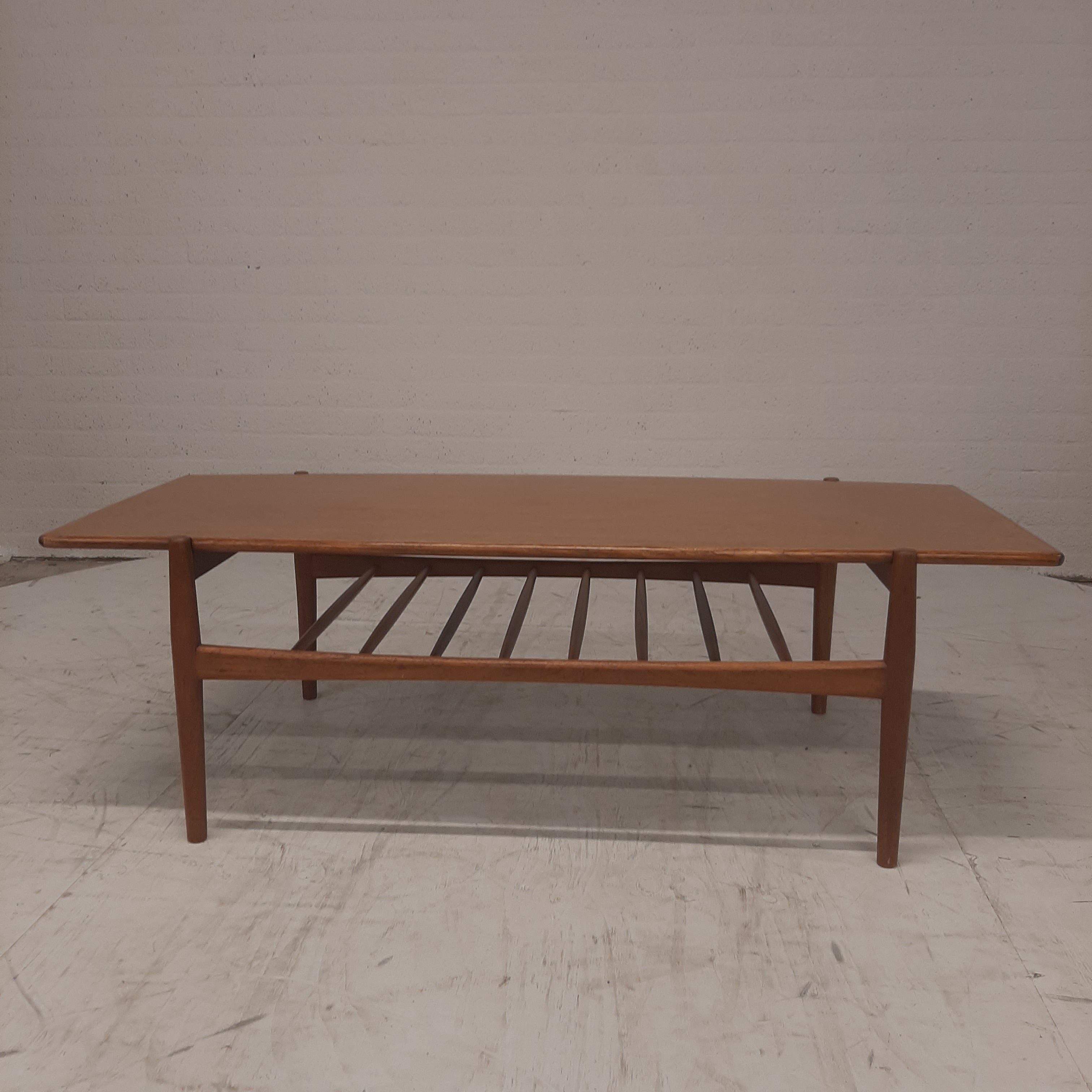 Mid Century modern salontafel met spijlen rek