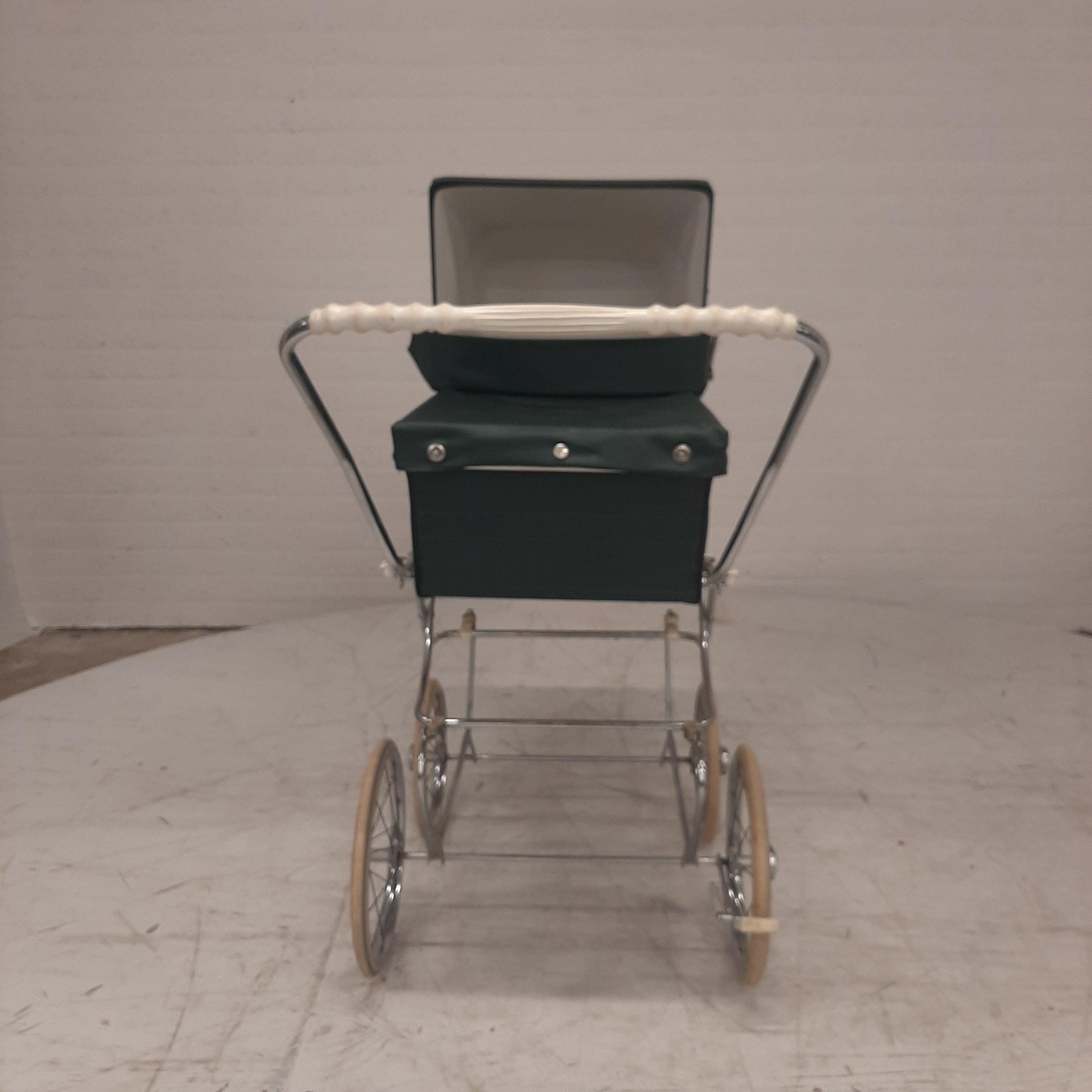 Vintage kinderwagen groen